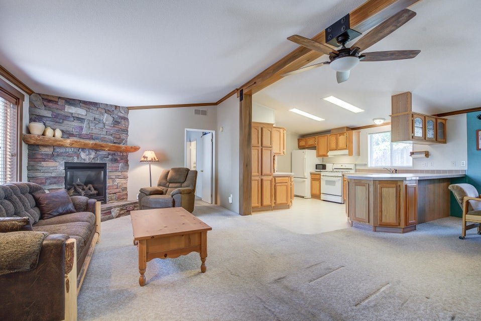 4552 Hickory living-kitchen.jpg