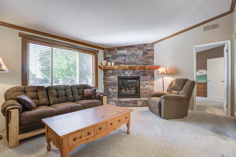 4552 Hickory living.jpg