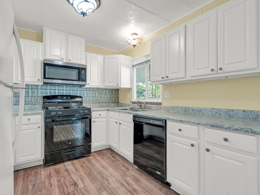 488 Brushwood kitchen3.jpg