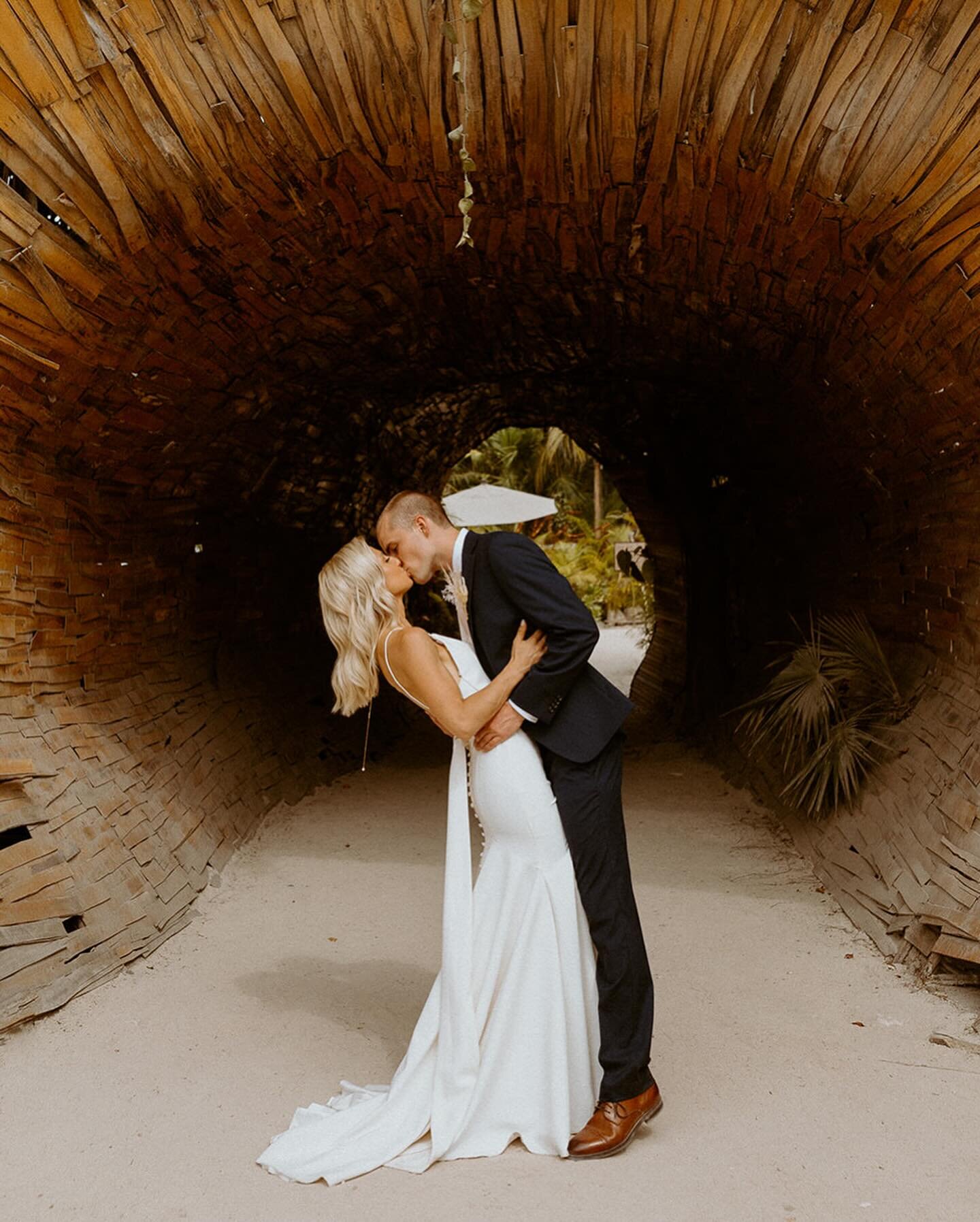 The kiss and that elegant touch of fine jewelry.

Photo: @kaylasprint | Glam: @zoeelizabethmakeup | Loc.: @miaweddingsmx | Dress: @theiacouture | Bride: @britney_schiess 

#beachwedding #mexicowedding #caribbeanwedding #weddingplannermexico #destinat