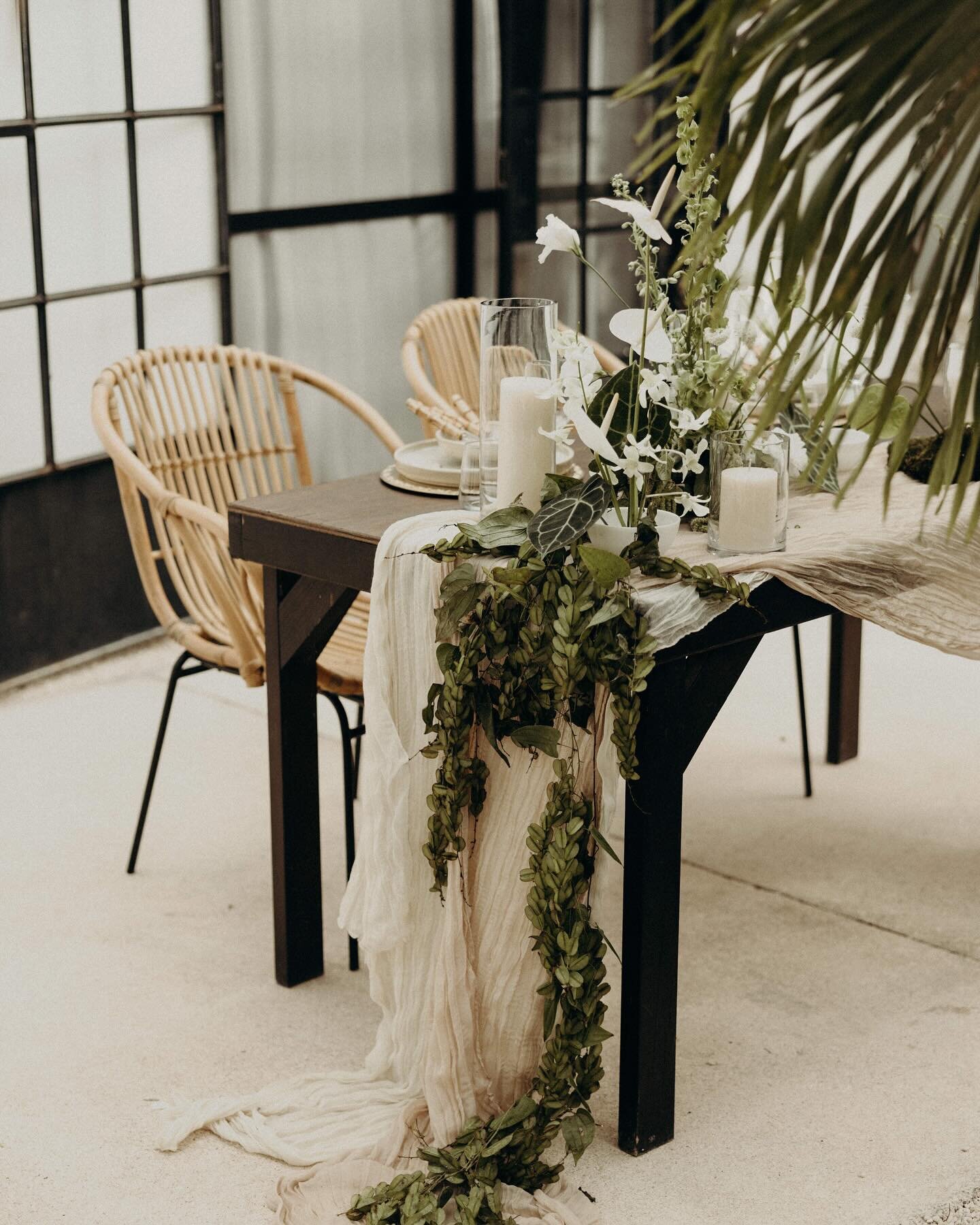 Since we started designing this table, we fell in love with it. The result was so beautiful. What do you think? 

Thanks to @griselserranoflorals The floral artist once again.

Couple: @jialee1120 @shawny.nyc | Photo: @andregouinphoto | Loc.: @kimatu
