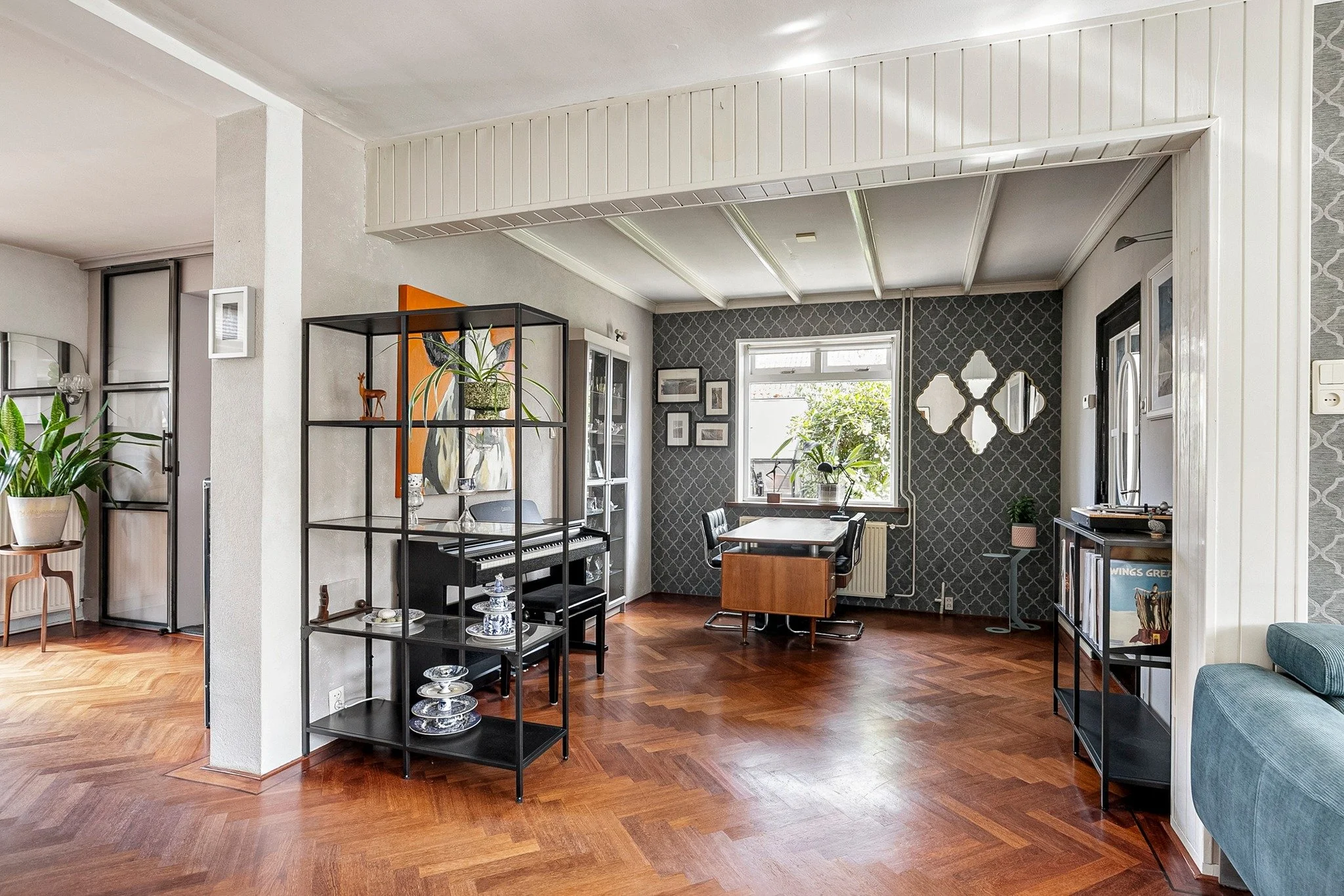 Dit begint dus niet met een camera. 👀

Eerst schuiven.
Kijken.
Check, check en dubbel check.

En d&aacute;n pas foto&rsquo;s maken. 📸