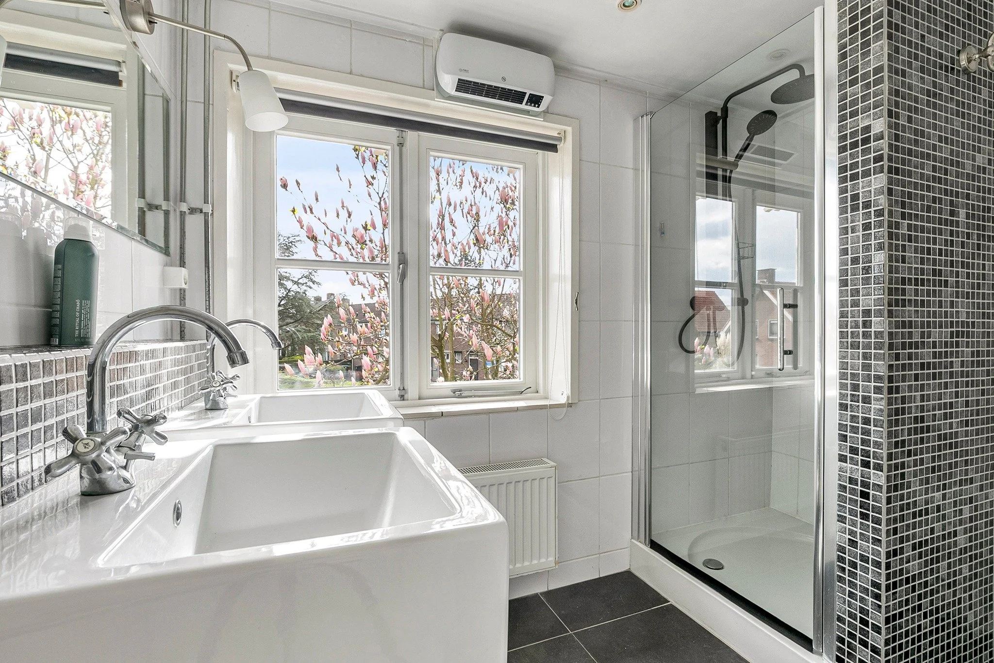 Uitzicht vanuit de badkamer&hellip;heel gezellig! 🌸