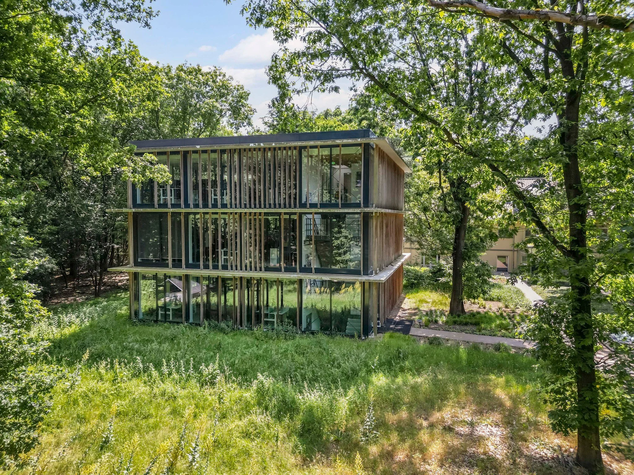 Midden tussen het groen, verscholen in de bossen van Ede 🌿✨

Voor Landgoed Zonneoord mocht ik &eacute;&eacute;n van de paviljoens fotograferen waar kantoorruimtes beschikbaar zijn voor verhuur &mdash; en geloof me&hellip; dit is niet bepaald het sta