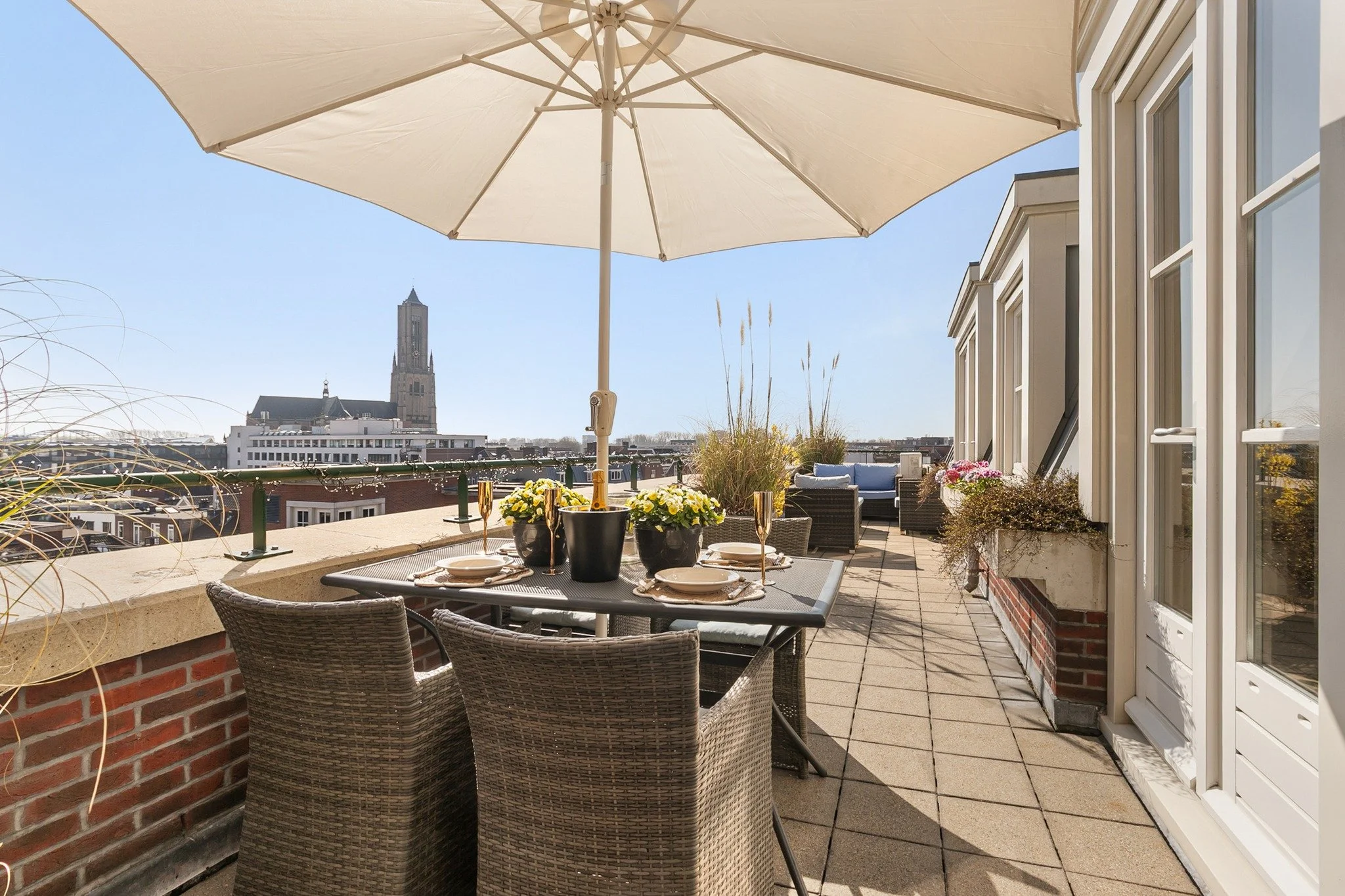 Ok&eacute; sorry maar&hellip;
kunnen we het even hebben over dit dakterras?! 😍☀️🍷

Want ja hoor, leuk dat dit penthouse midden in hartje Arnhem ligt.
Leuk dat het 131 m&sup2; groot is.
Leuk dat alles klopt qua sfeer, licht en afwerking&hellip;

maa