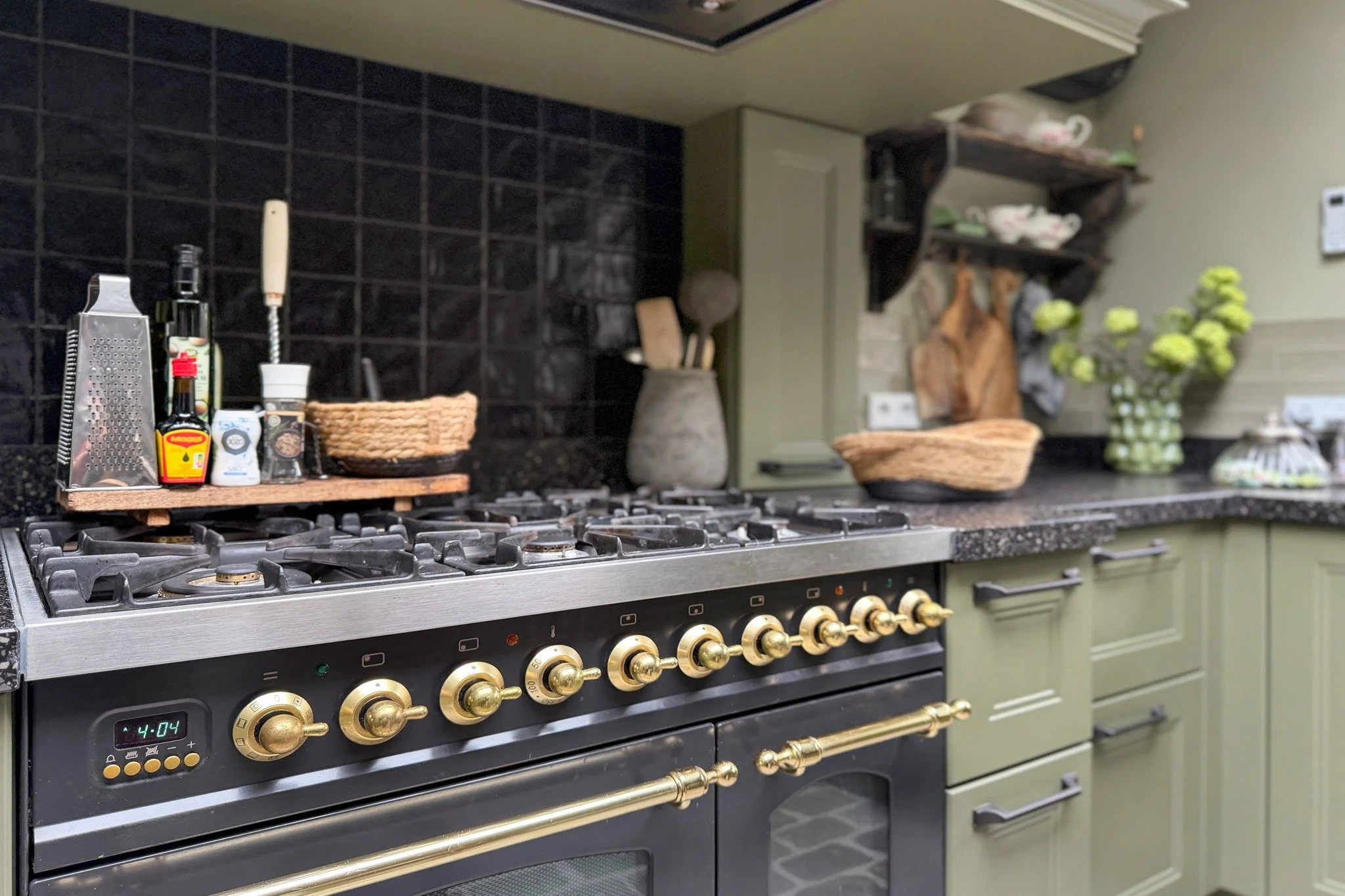 Een olijfgroene keuken met een Boretti-fornuis, een badkamer waar je zo een wellnessdag zou plannen en een tuin die de woning compleet maakt.

Welke ruimte zou jij als eerste laten zien als dit jouw huis was? 💚💙