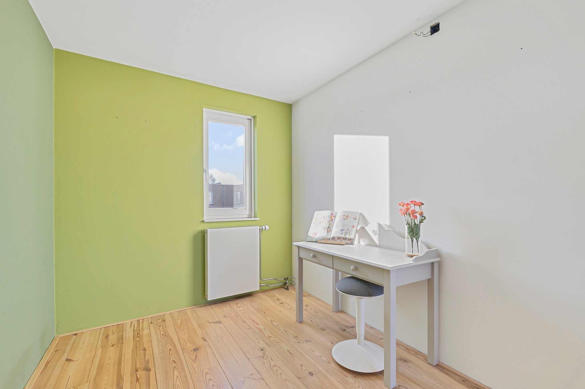 Van een lege zolder... naar een ruimte met mogelijkheden.

Door een ruimte een functie te geven, gaat de fantasie vanzelf aan. In dit geval kozen we voor een werkkamer &eacute;n een slaapkamer.

Waar zou jij voor kiezen? 💚💛