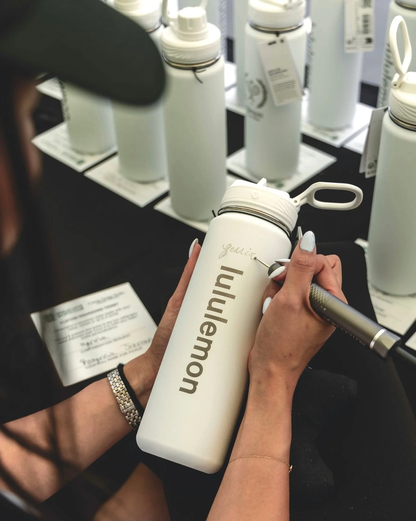 SPREAD LOVE 2025 🖤 @thefitinwellness @lululemon @hqtennis.nyc 

had the best time live engraving @lululemon water bottles for their Spread Love tennis event in celebration of the @usopen!

guests were treated to @lululemon tennis gear, engraved wate