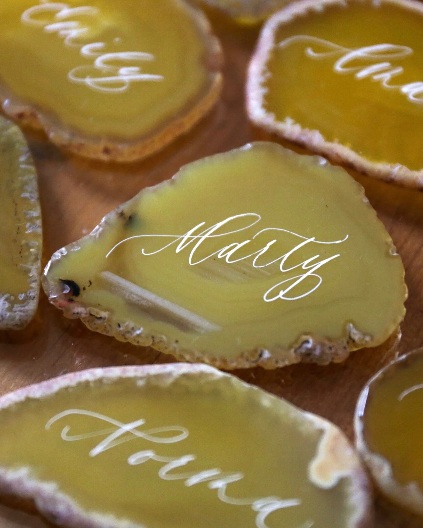 let me make something clear &hellip; 

I&rsquo;m OBSESSED with non-traditional place cards. so when @rachelchofloral reached out about calligraphy on agate slices, I immediately said yes.

because they&rsquo;re more than just place cards, they&rsquo;