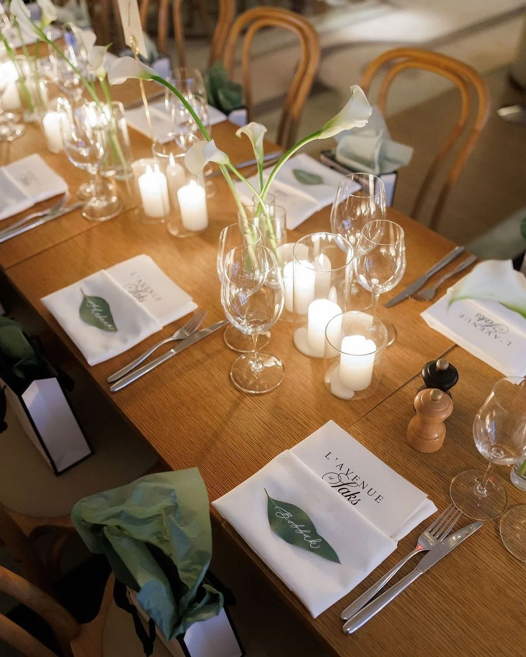 calligraphy on leaves for this dreamy dinner at @lavenueatsaks 🖤 SWIPE to see why calligraphy is a slow art form &hellip; plus a lil surprise appearance at the end ✌️

each of these names were slowly written freehand, then traced again to get that b