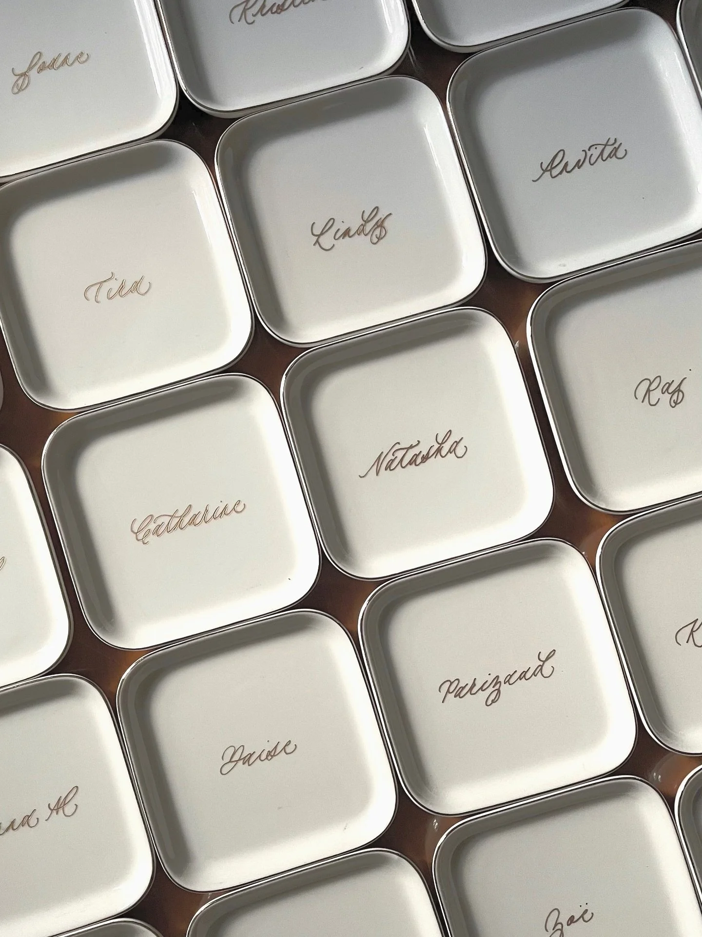 engraved ceramic dishes with gold fill &hellip; swipe to see me having a little too much fun playing with the gold 😍😂

these beauties were used as place cards that doubled as favors for guests to keep during Diwali dinner celebrations hosted by @ra