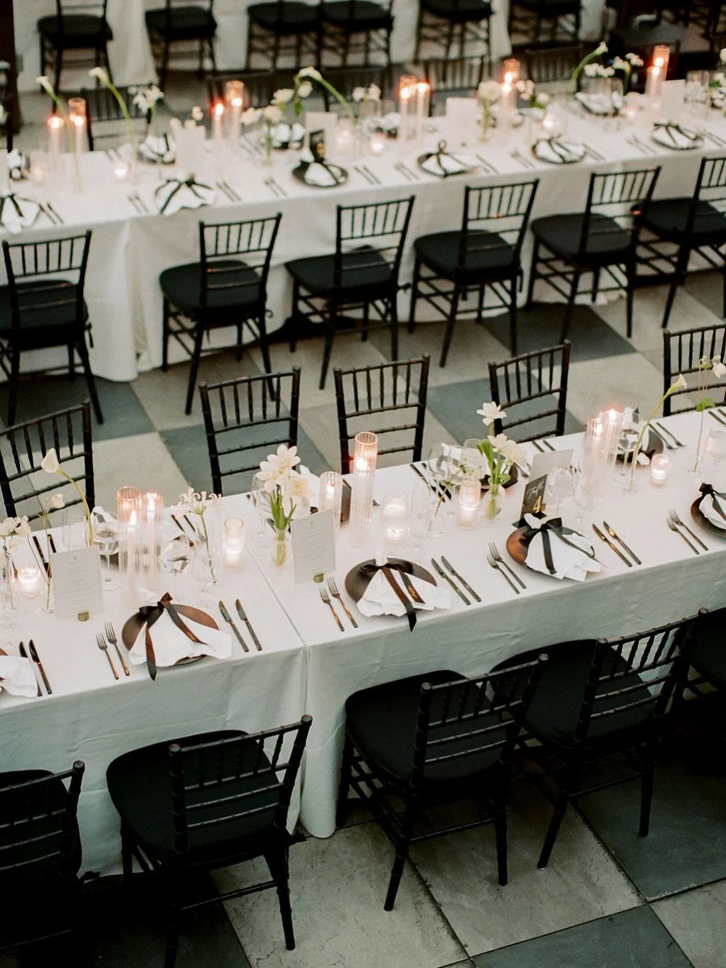 swipe to see which reception detail did double duty &hellip; because I loooove pretty AND functional decor 👌

obsessed with these black satin ribbons C&amp;J used as napkin holders and place cards with handwritten gold foil calligraphy. expertly tie