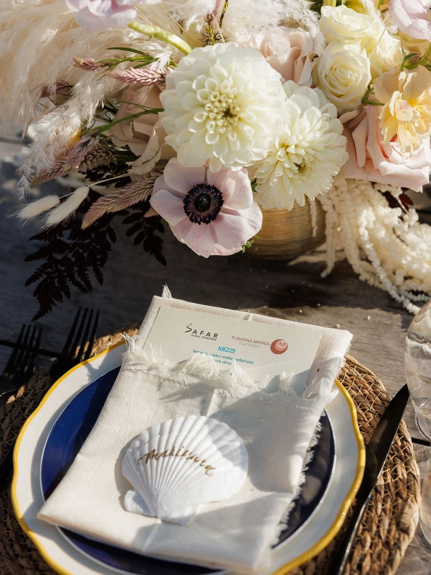 all the pretty place cards that weren&rsquo;t simply paper &amp; pen from 2025. more of these in 2026 please 🖤

1 - hamptons dinner seashells with @safarglobalfdn @flavianamatatafoundation &amp; @houseofconcetto 
2 - agate slices for @rachelchoflora