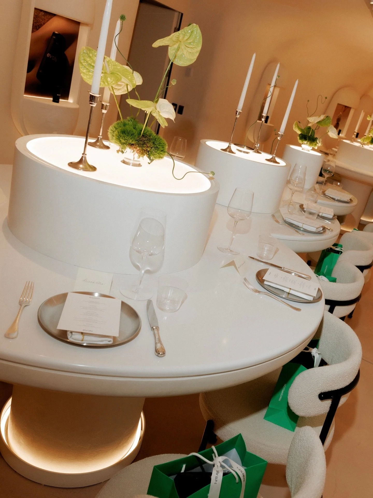 not surprising, but I&rsquo;m kinda obsessed with @printempsnewyork &hellip;

just look at this stunning space @evolvlife used for their launch event last month. bold in its simplicity, which meant every detail had to be curated to perfection 👌

pla