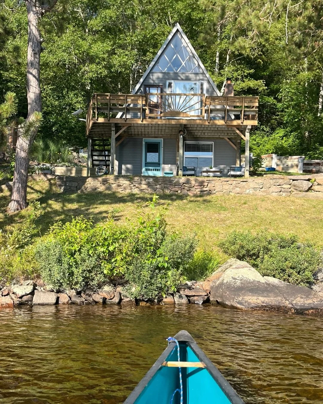 A quiet, water-access island retreat on Baptiste Lake. Canoe arrivals, slow evenings, and sunset views. 

📆☀️Summer dates now open on Airbnb.