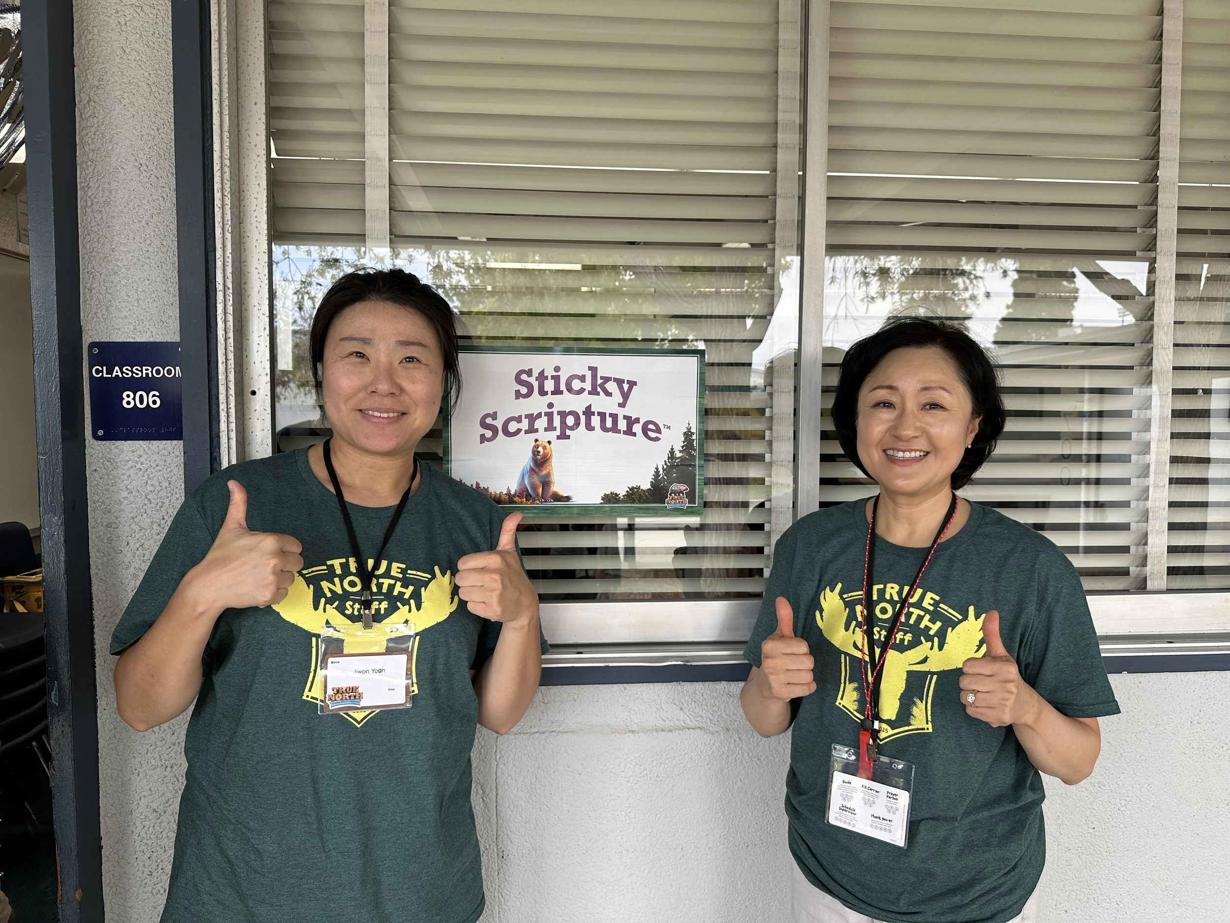 Sticky Scripture Station 에서 봉사하시는 선생님들 (Copy)