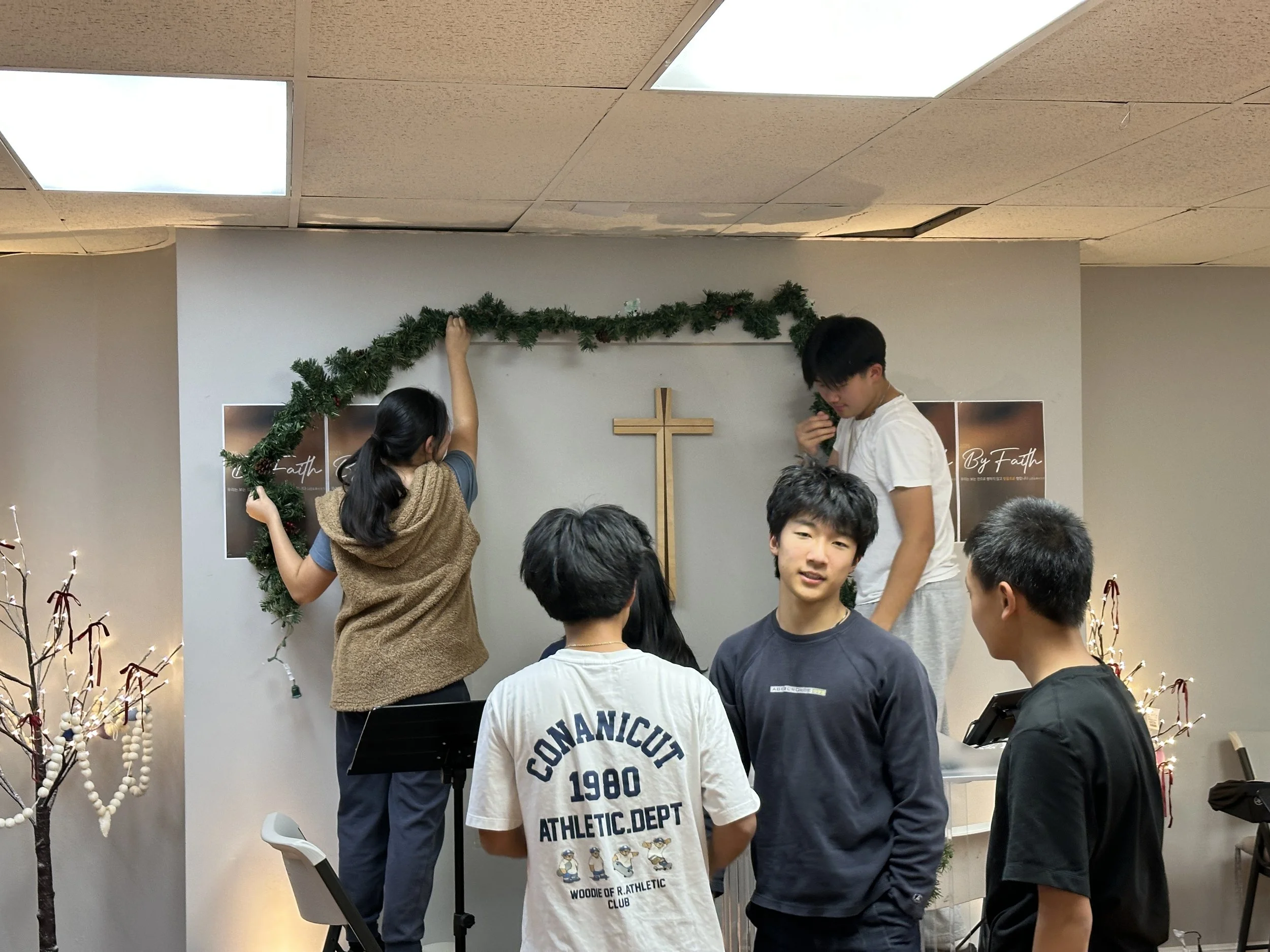 Youth decorating Dream center (2).JPG
