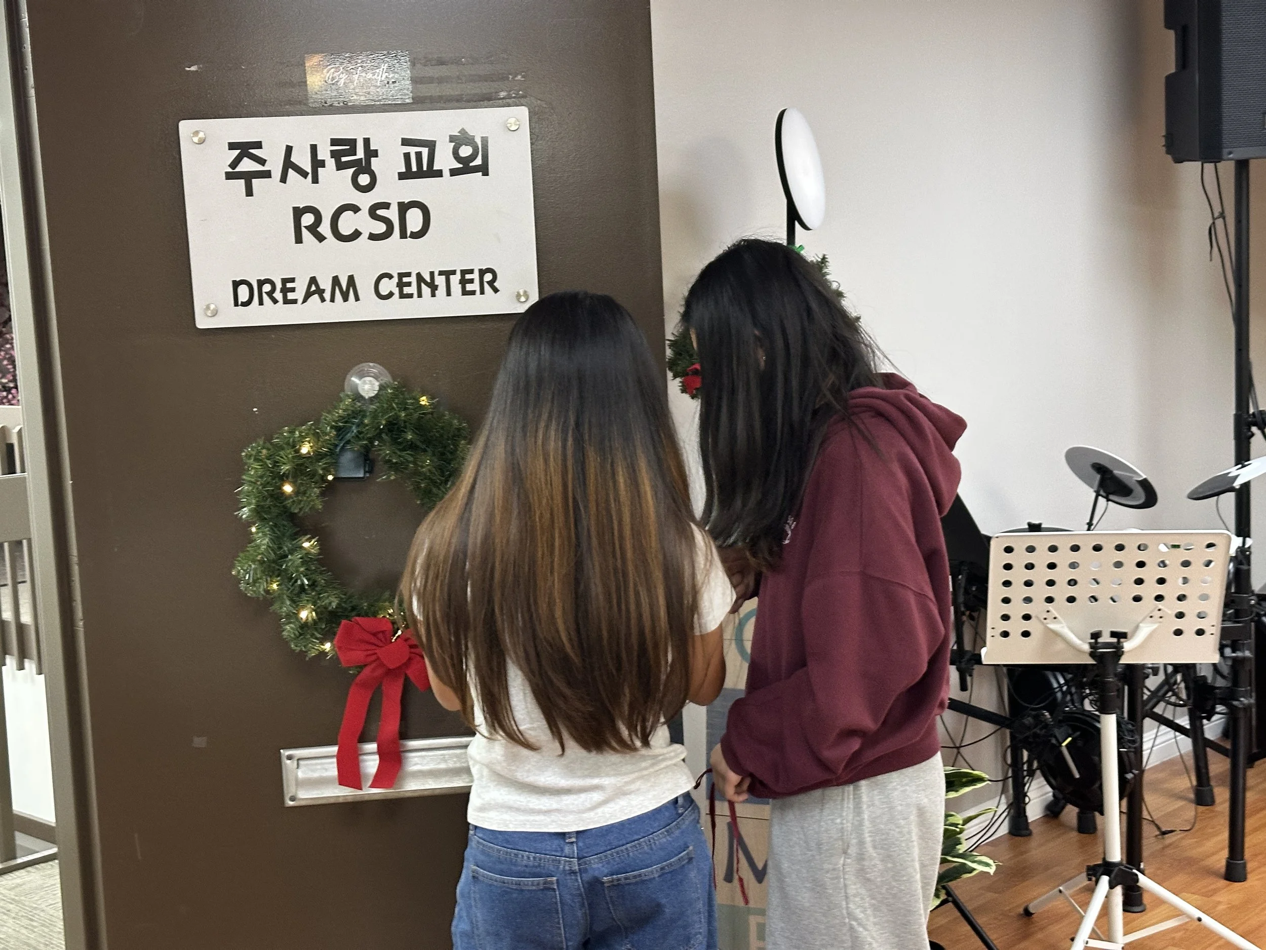 Youth decorating Dream center (3).JPG