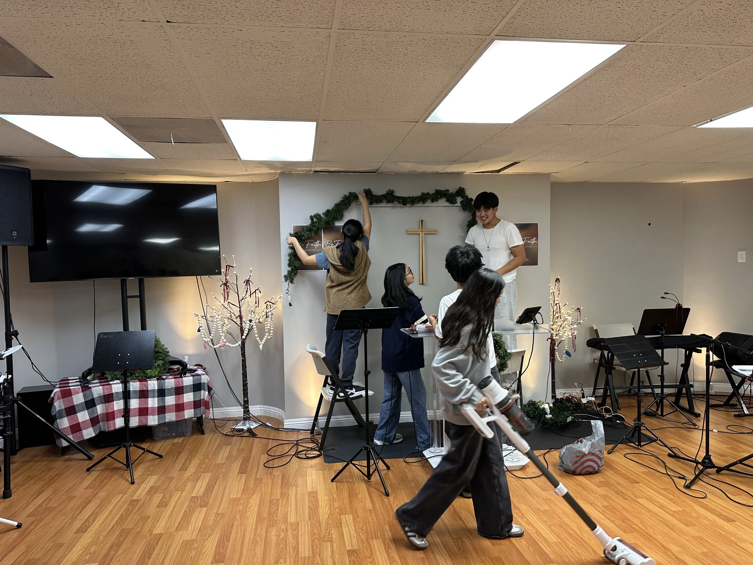 Youth decorating Dream center.JPG