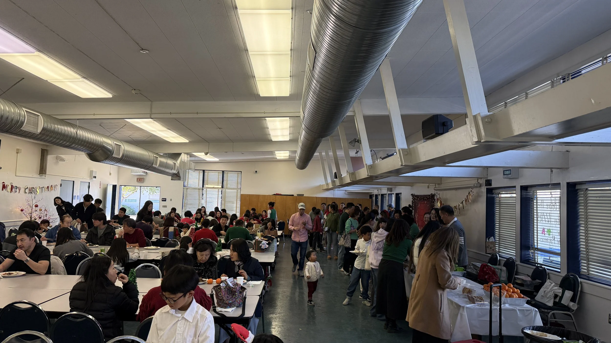 예배후 식사를 하며 귀한 나눔을 갖고 있습니다