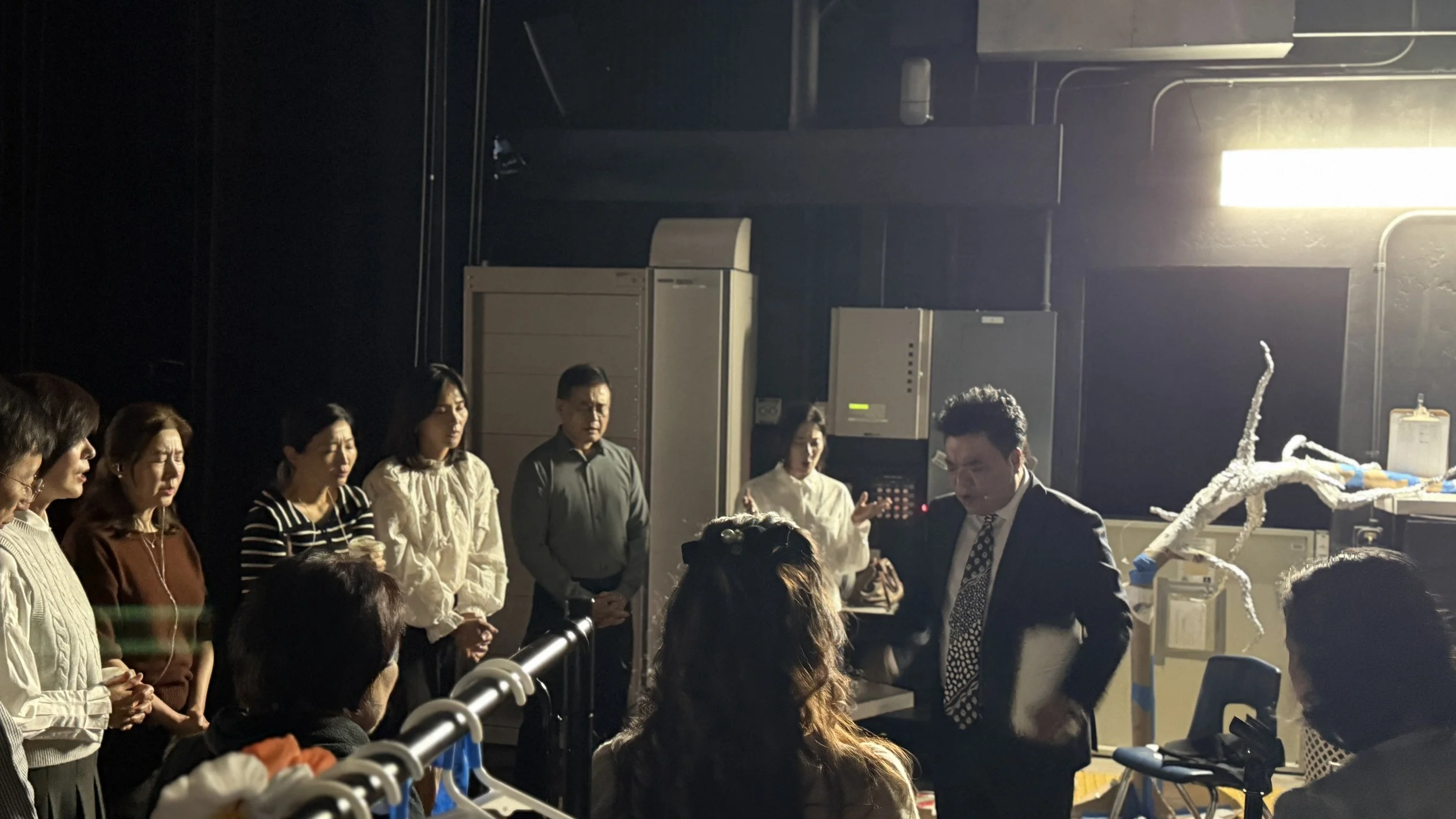 기도로 예배를 준비하는 중보기도팀과 예배팀