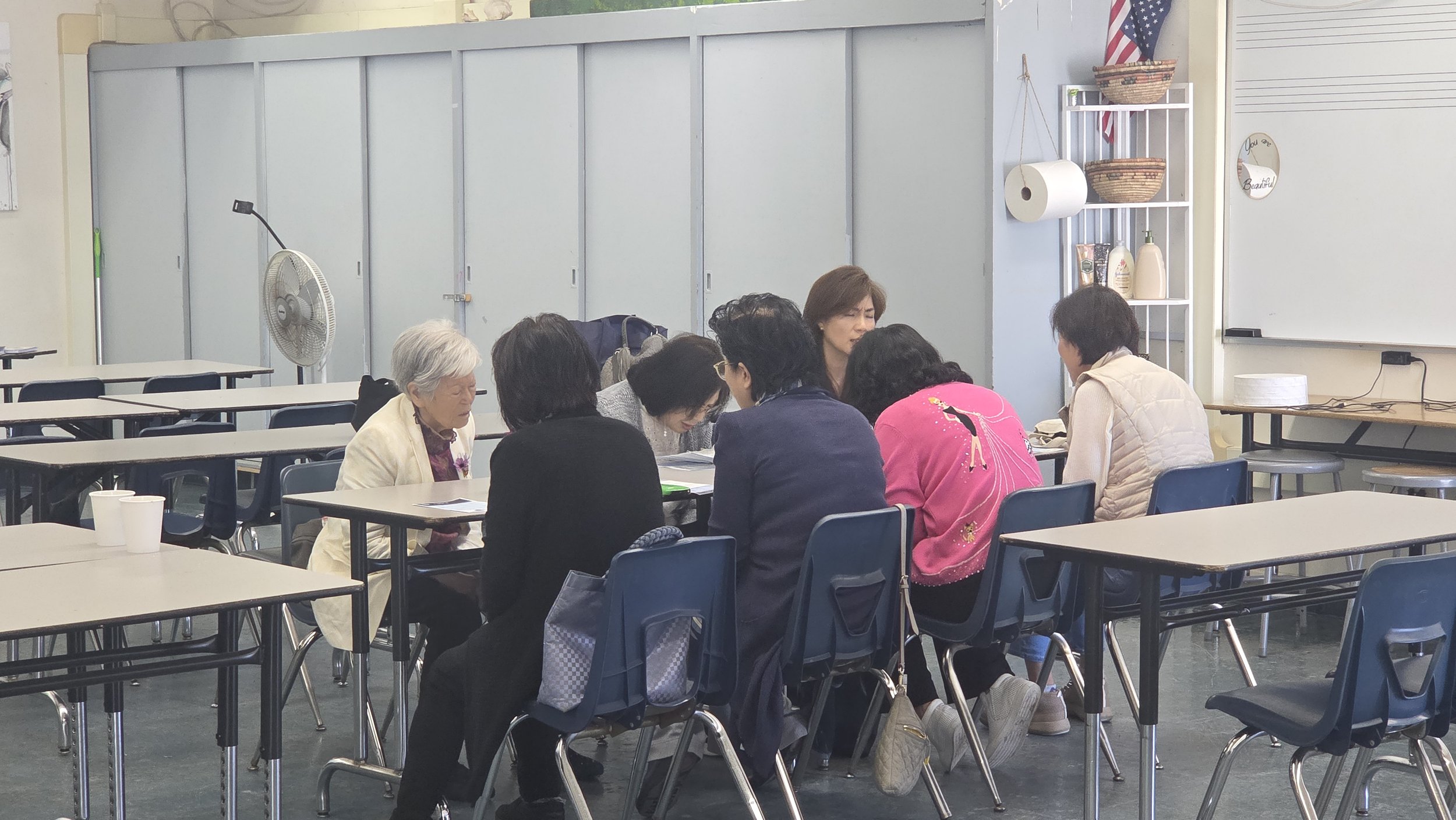 주일예배를 위해 기도하고 있는 중보기도팀