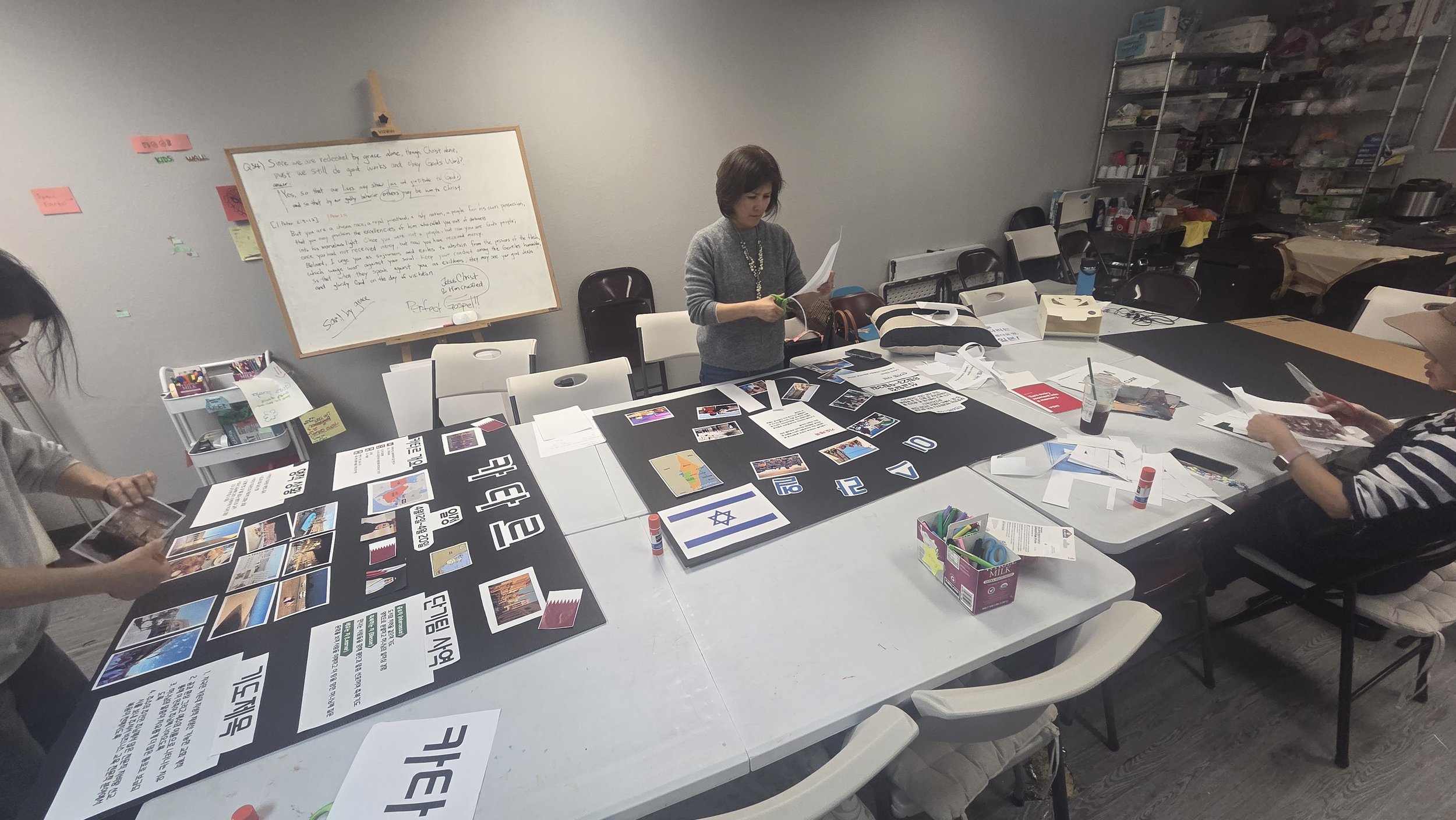 선교 홍보부스를 위해 자료를 정리하고 있는 선교팀