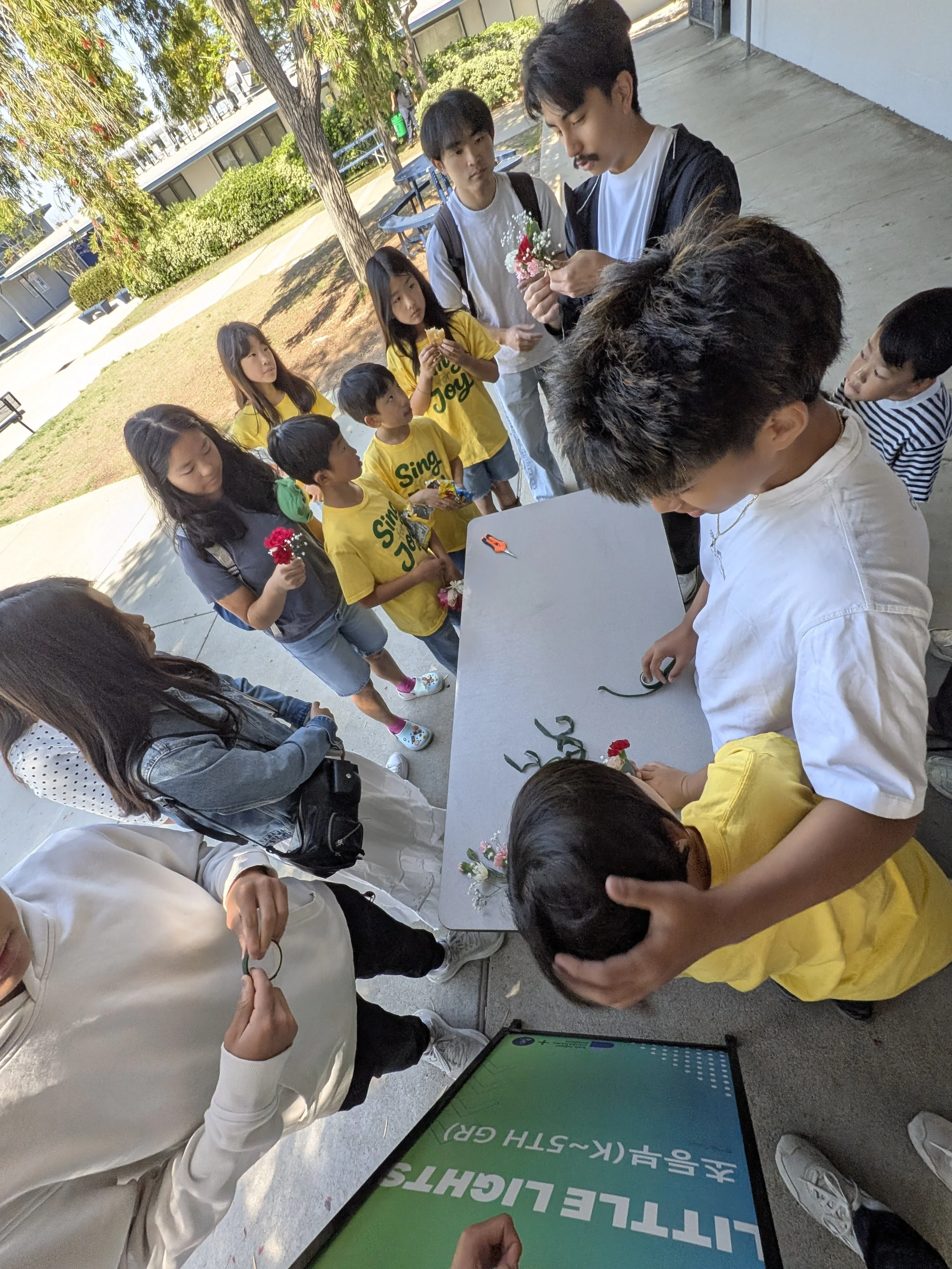  어머님들께 드리는 카아네이션 작업이 한창입니다.  