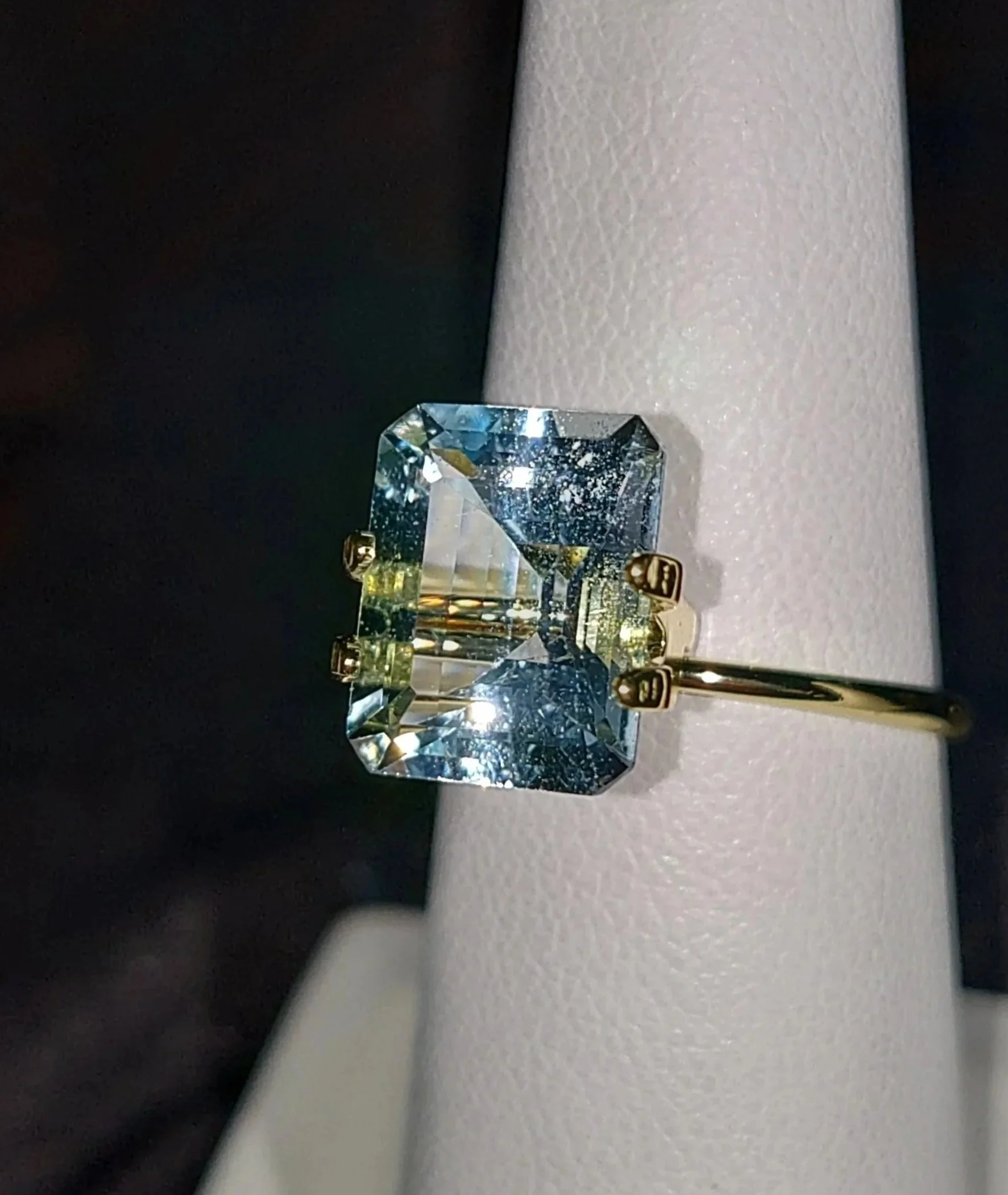 Unheated Aquamarine 4.07 carats • Emerald Cut