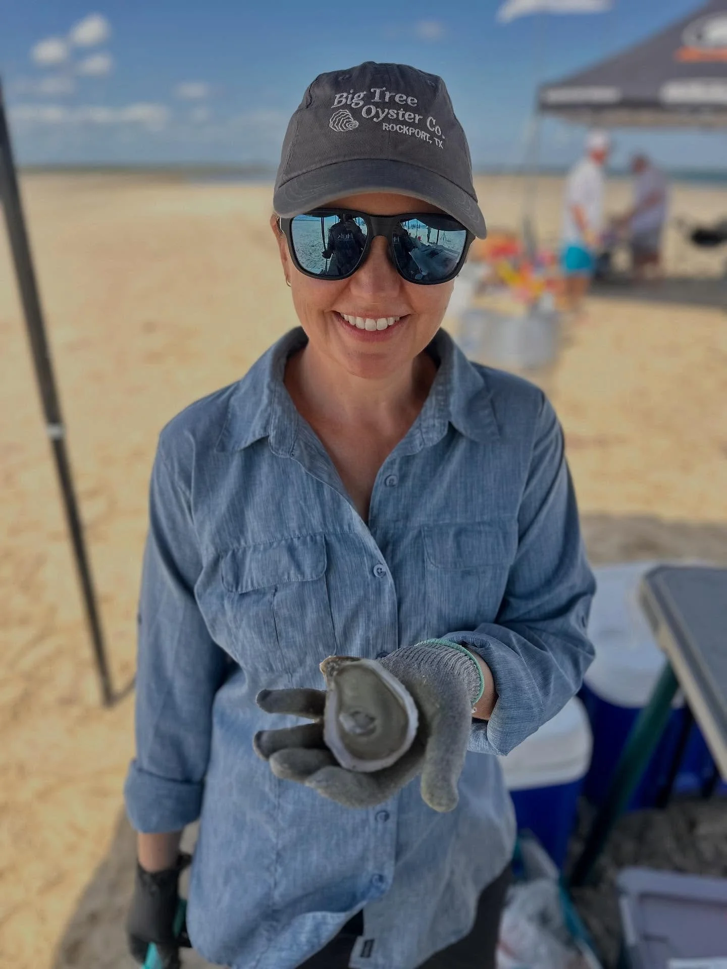 750 oysters, one sandbar, and a whole lot of good times. We had a blast shucking our oysters this weekend for the hard-fishing crew at @borrachopescador. Huge shoutout to the Sandbar Party dream team @smithoptics @howlerbros @turtleboxaudio @oldsmoke