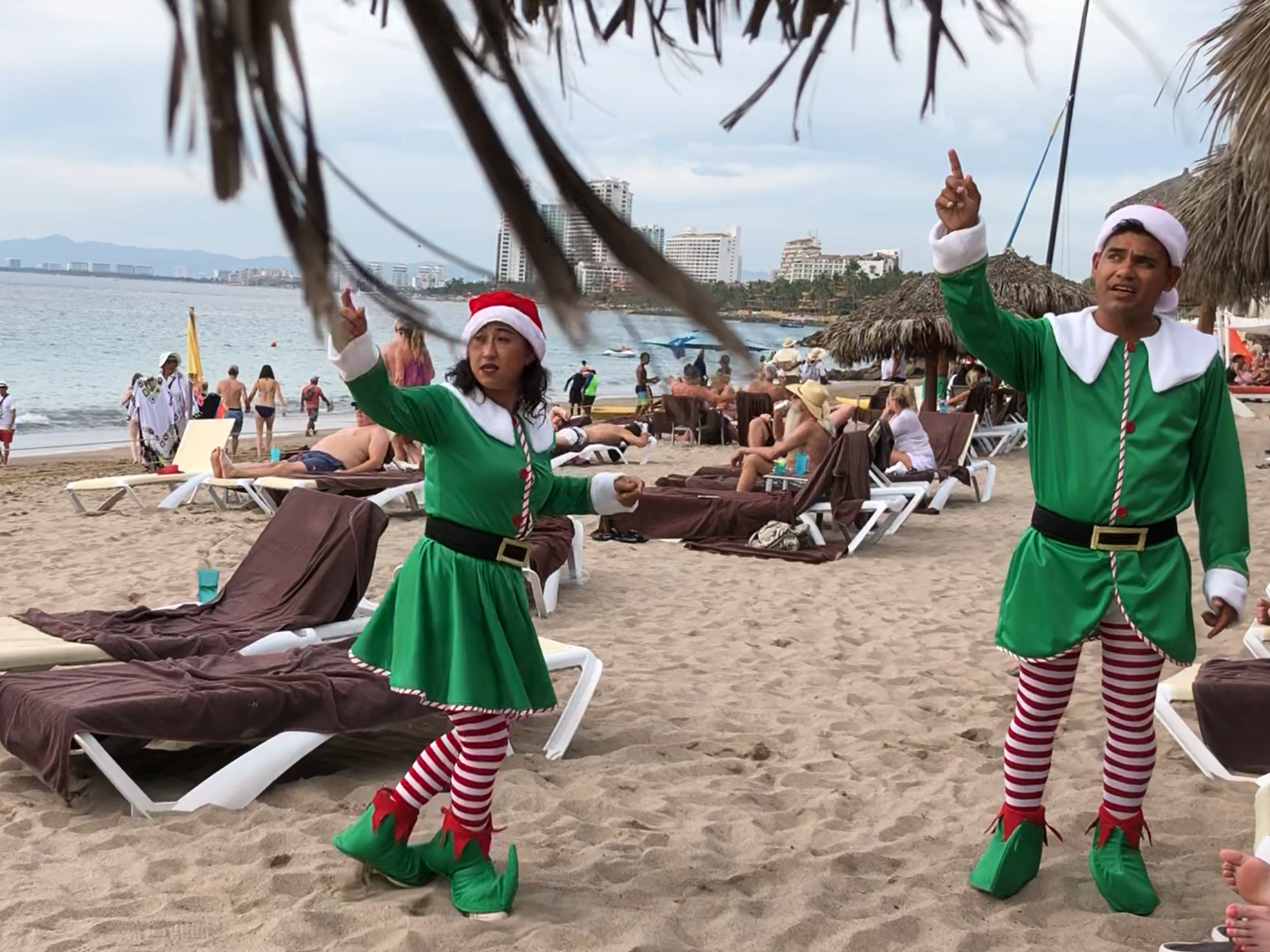 elves pointing.png