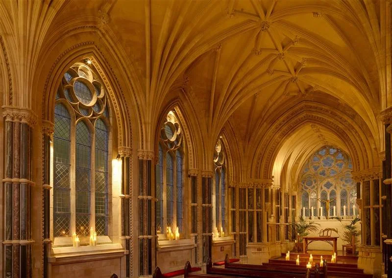 Gothic_Church_by_candlelight_3.jpg