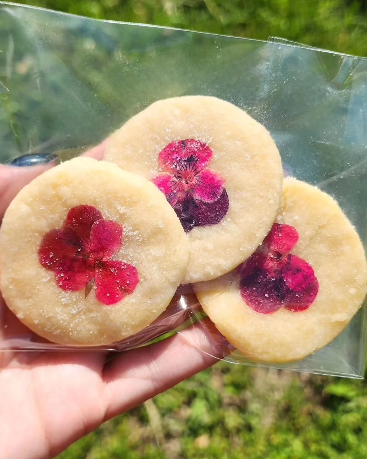 🌸Flower-Pressed Shortbread Cookies🌸

Sending love this Mother's Day to all Mothers, Step-Mothers, adoptive Mothers, chosen Mothers, Grandmothers and Great Grandmothers, grieving Mothers, those who have strained relationships with their Mothers, tho