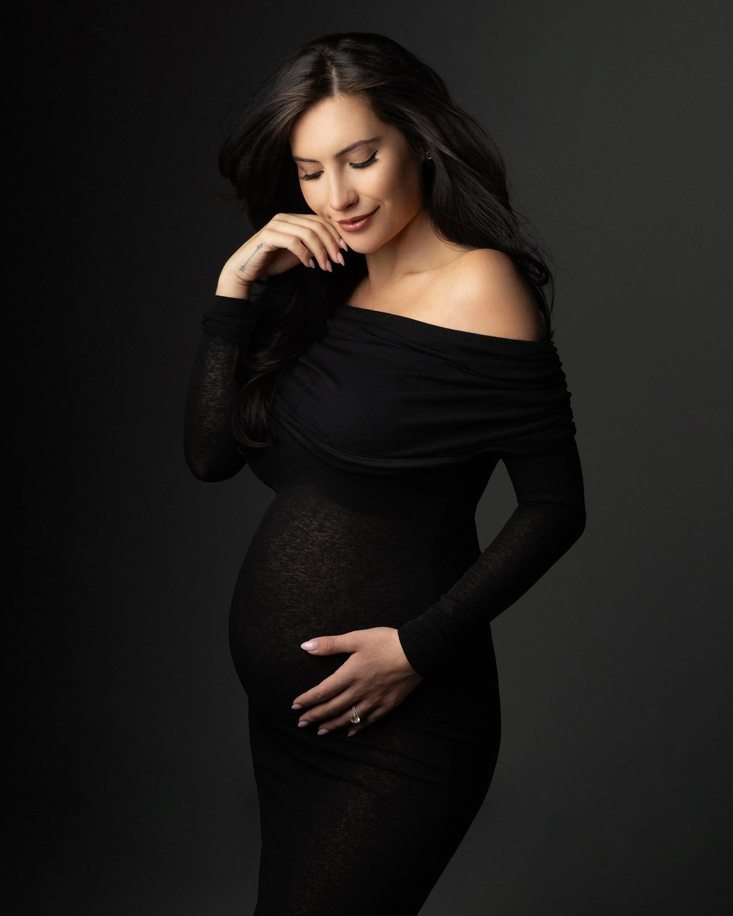 Best Time for a Maternity Photoshoot: When to Book Your Session
