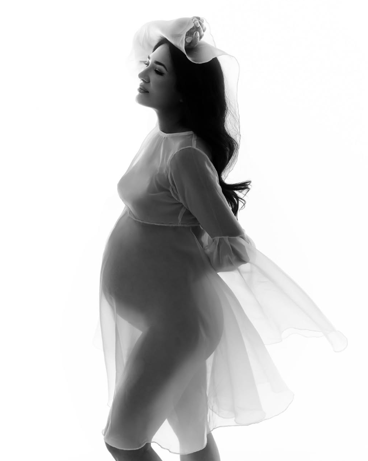 Studio vs. Outdoor Maternity Photography in NYC – Why the Studio Experience Wins