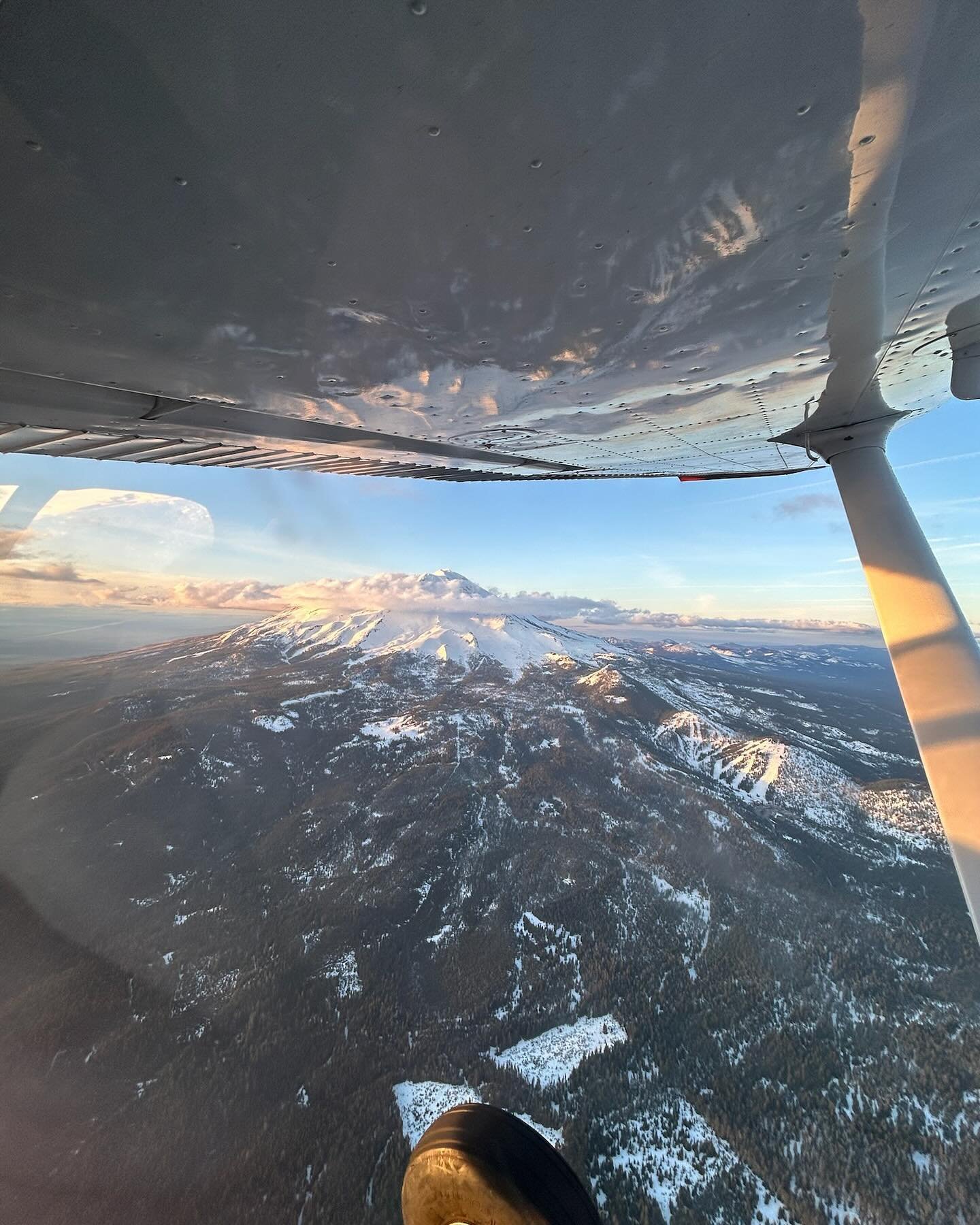 Weekend adventures ✈️ Mount Shasta looks pretty awesome from the air 🏔️
&bull;
&bull;
&bull;
#shasta #airplane #adventures #weekend #pilot #pilotlife