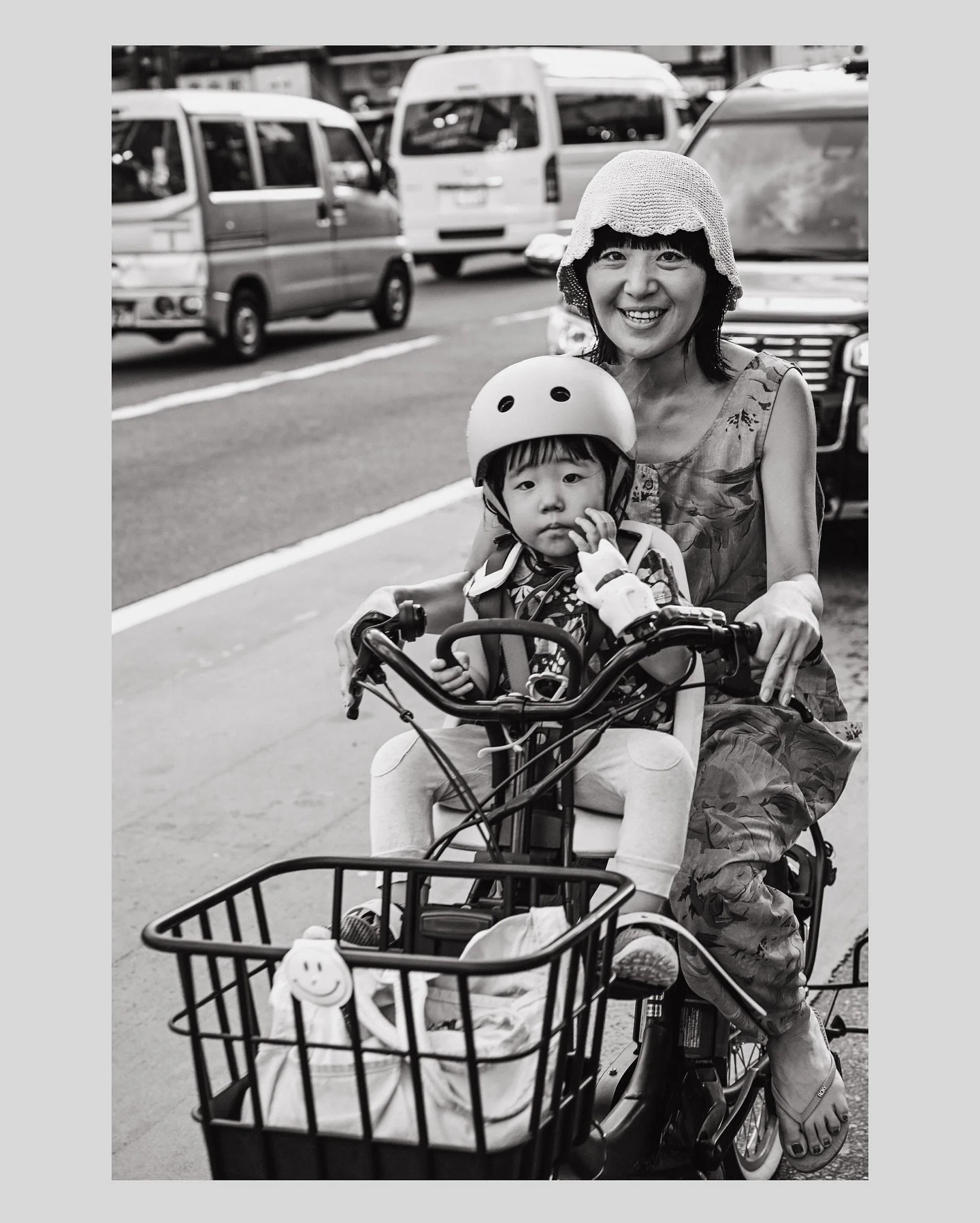 Just a mum and her kid at one of Japan&rsquo;s busiest crossings.

#peoplewatching #scramblesquare #shibuyacrossing #japan #tokyo #travelphotography #lifestylephotographer #blackandwhitephotography #nikonphotography #nikonz6iii #nikonz2470f28s
