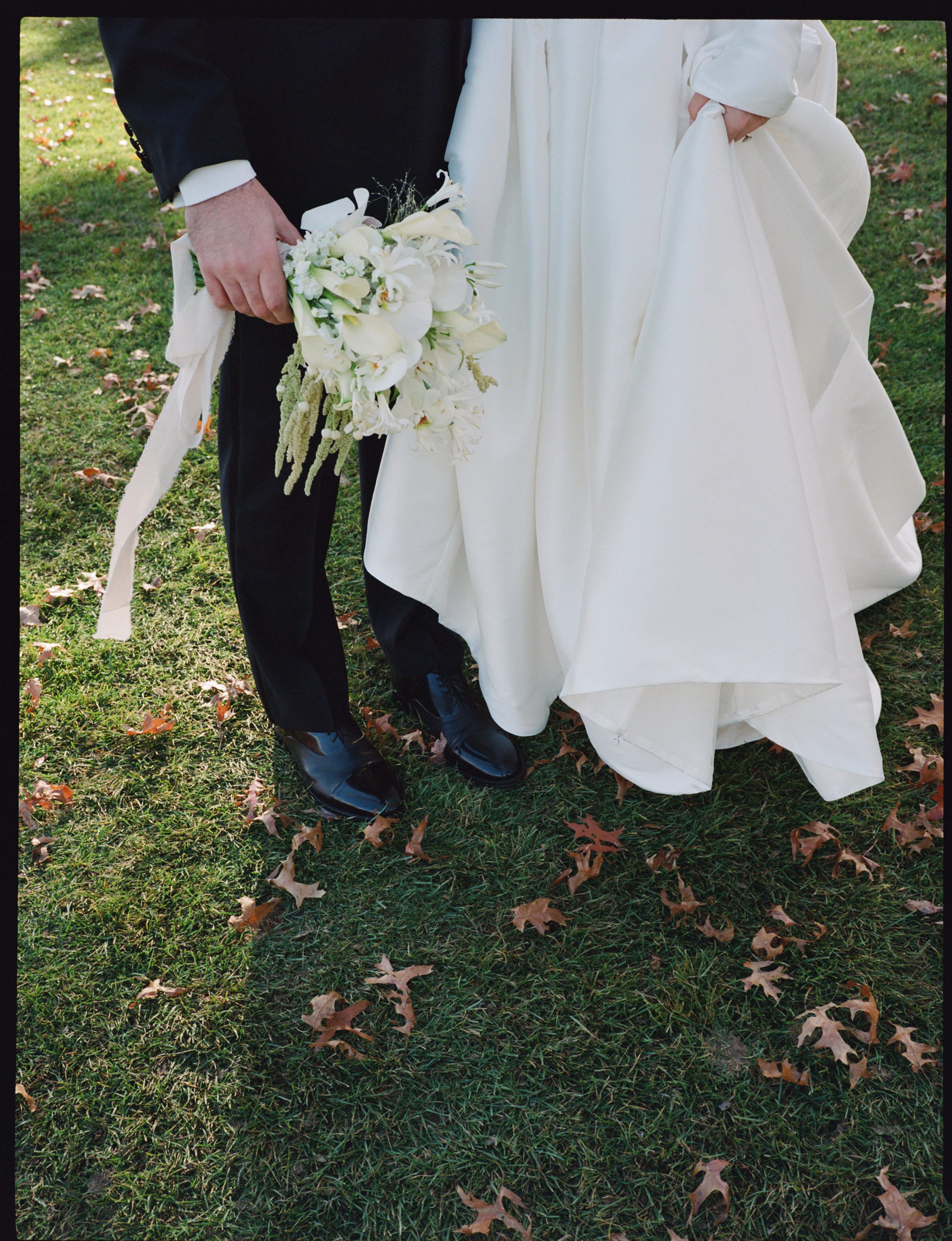 modern_white_bridal_bouquet_new_york_wedding_florist.jpg