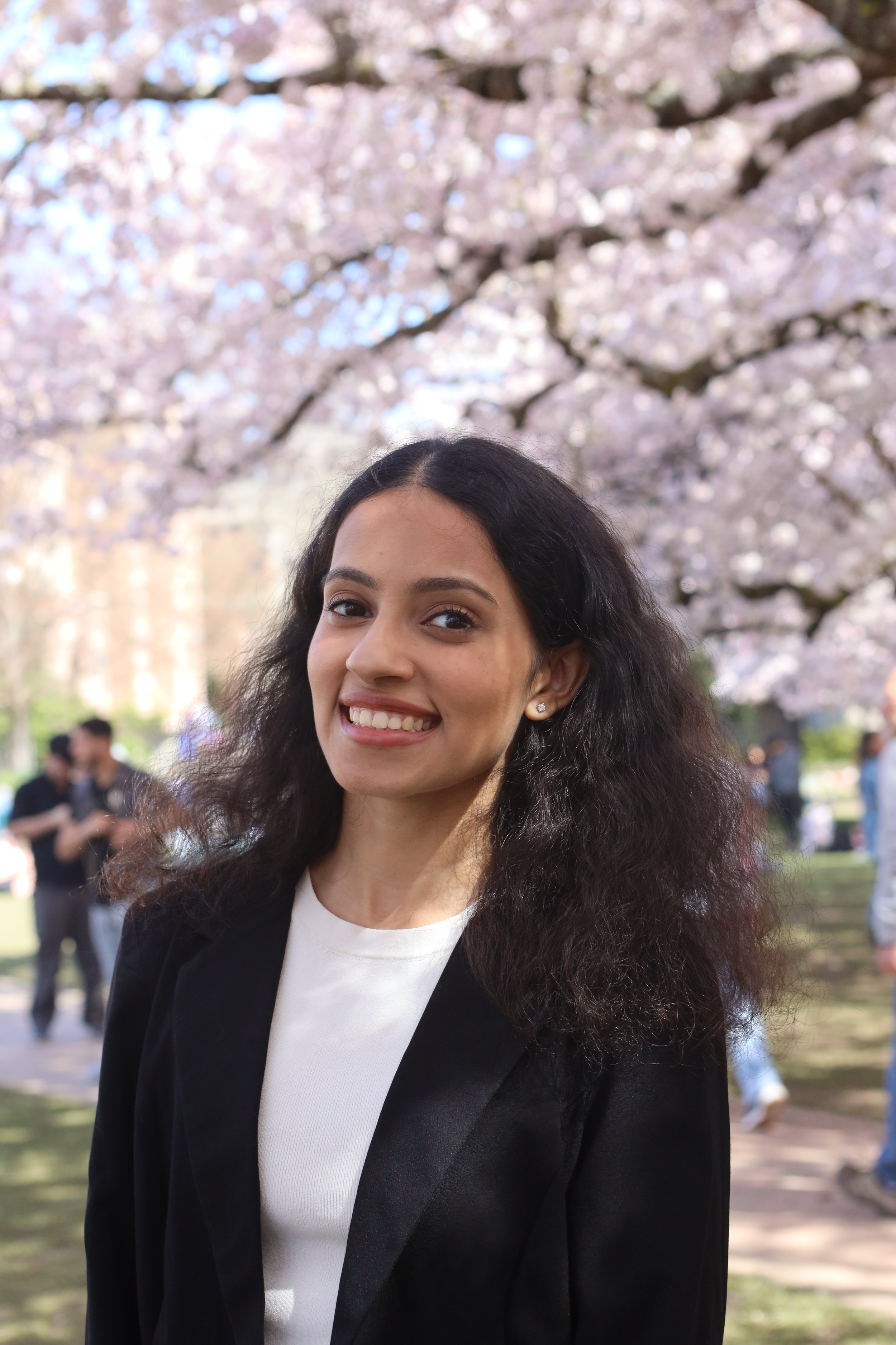 Close up portrait of a young woman in an outdoor background