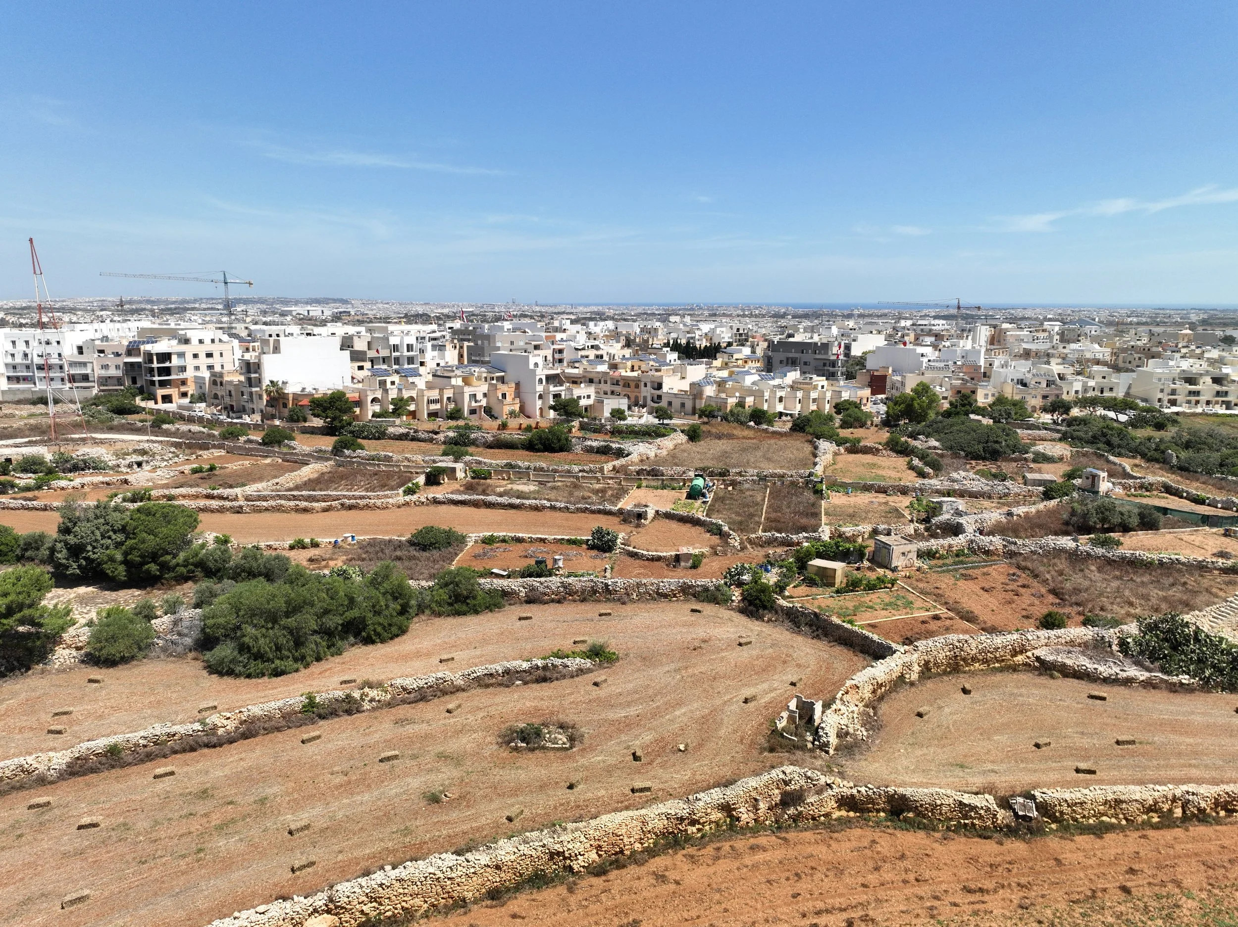 Mill-Paroli għall-Fatti