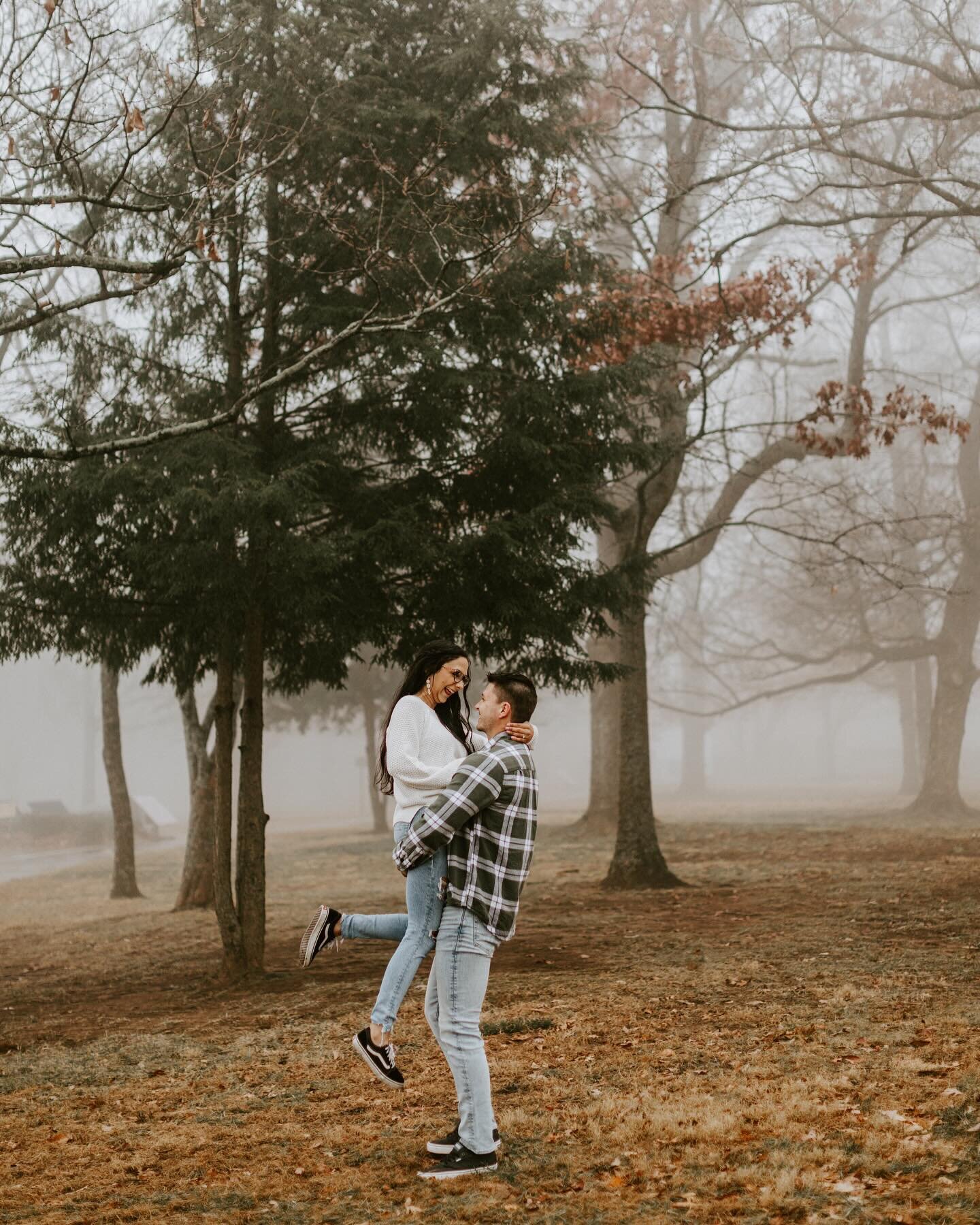 It&rsquo;s giving moody 🤌🏻 

Still obsessing over @avocado.olivia and @calebscanz engagement session. The way the fog settled along the tree line was so mesmerizing. 

#Chattanooga #lookoutmountain #mountain #fog #photographer #photography #engagem