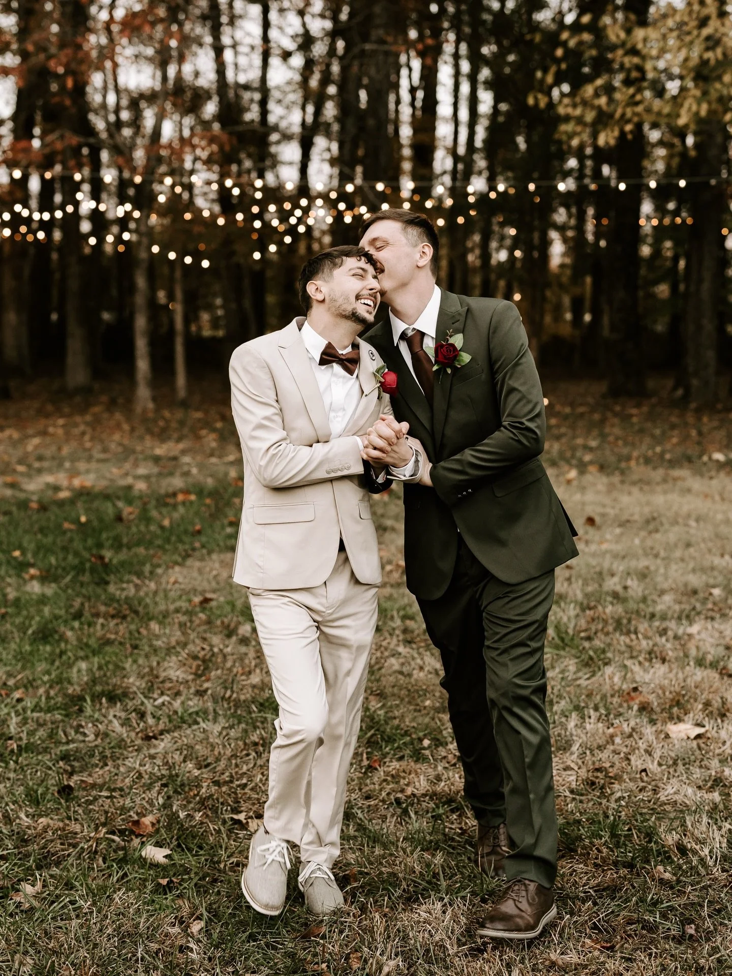 If you need me, I&rsquo;ll be over here romanticizing fall weather and Matthew + Clay&rsquo;s wedding for the rest of time.

Venue: @hiddenhomesteadvenue
Caterer: Mama Gina Catering