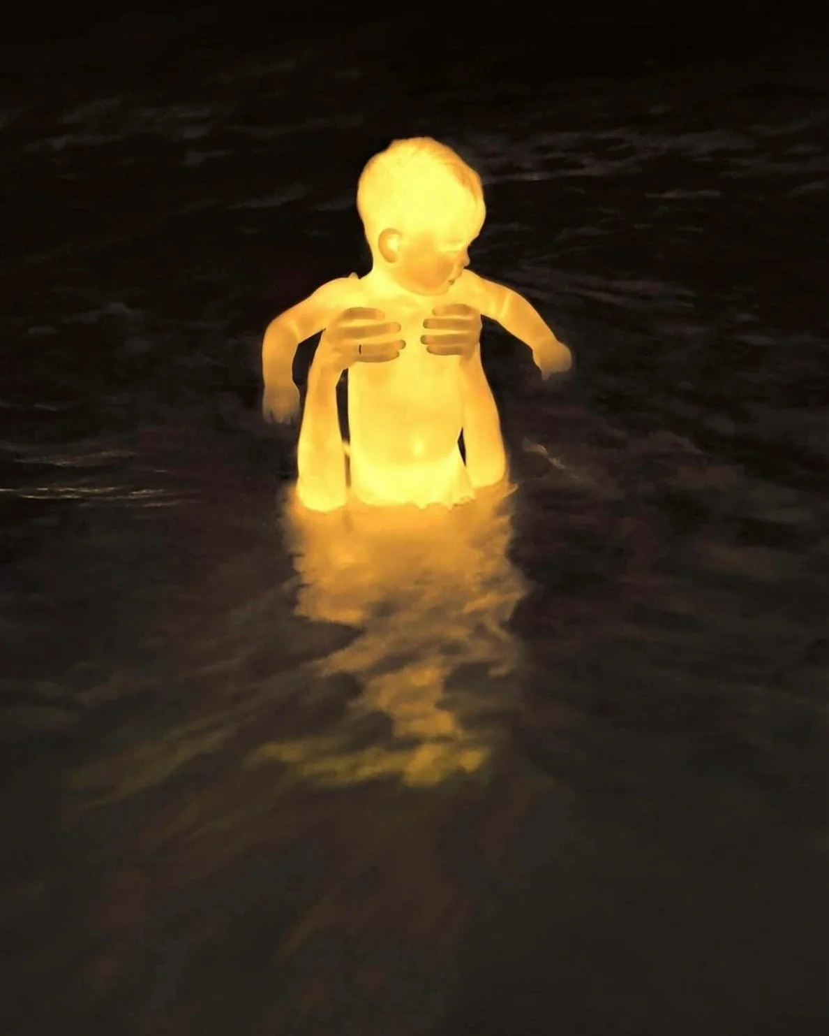 @pokidyshev_art's paintings are full of deep reds, glowing oranges, and bright yellows - colora that feel alive, carrying a quiet energy, like something is glowing from the inside out.
His work is direct and emotional as they invite you in, gently bu