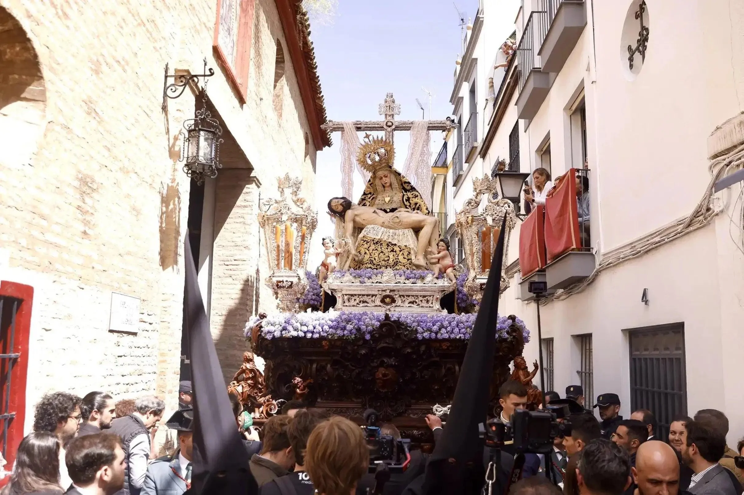 Impresionante paso de la Piedad avanzando entre calles estrechas de Sevilla, rodeado de devoción y silencio en uno de los momentos más sobrecogedores de la Semana Santa.