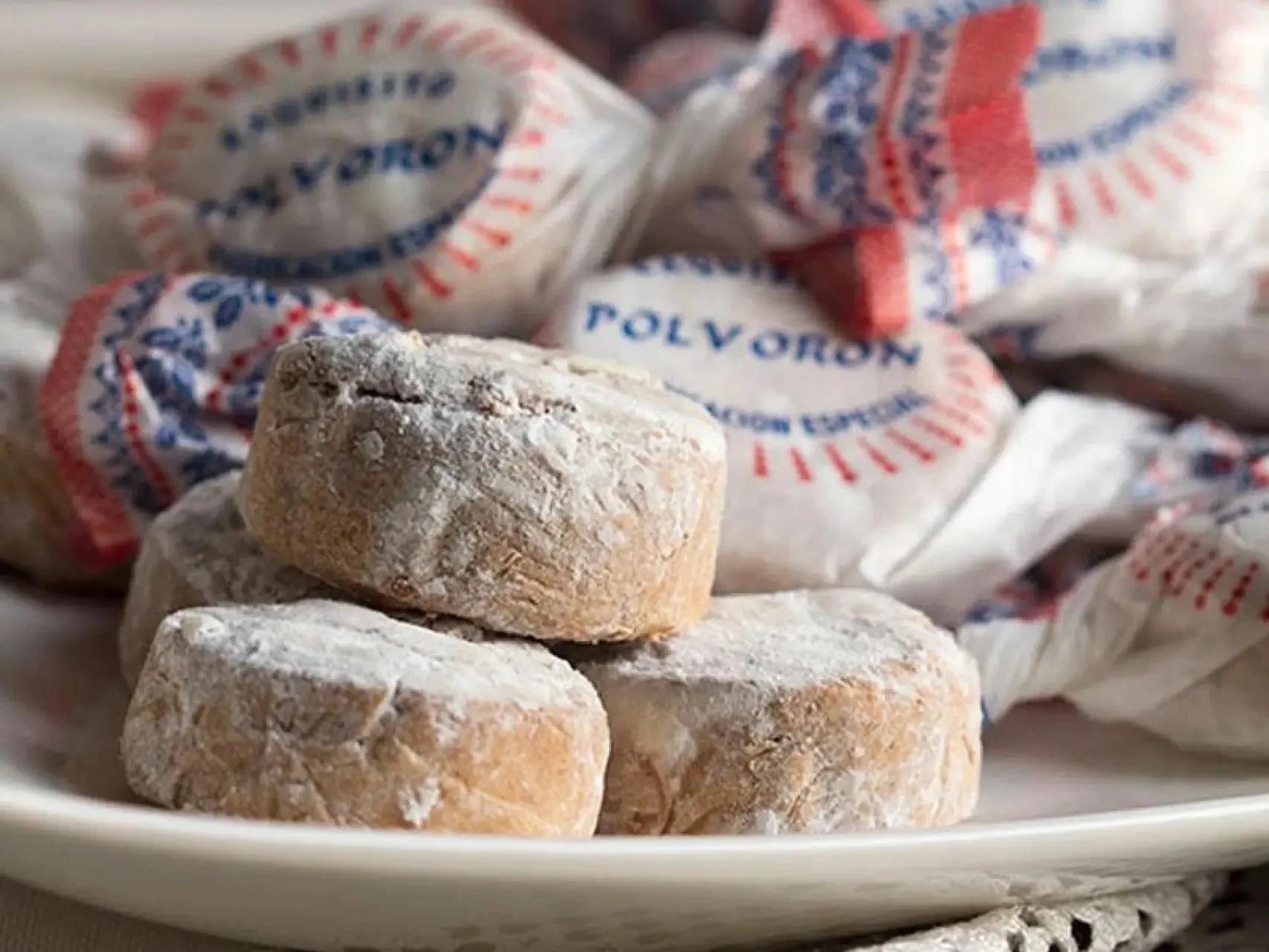 Polvorones andaluces tradicionales envueltos en papel de colores, un dulce típico de la Navidad en Sevilla y Andalucía.