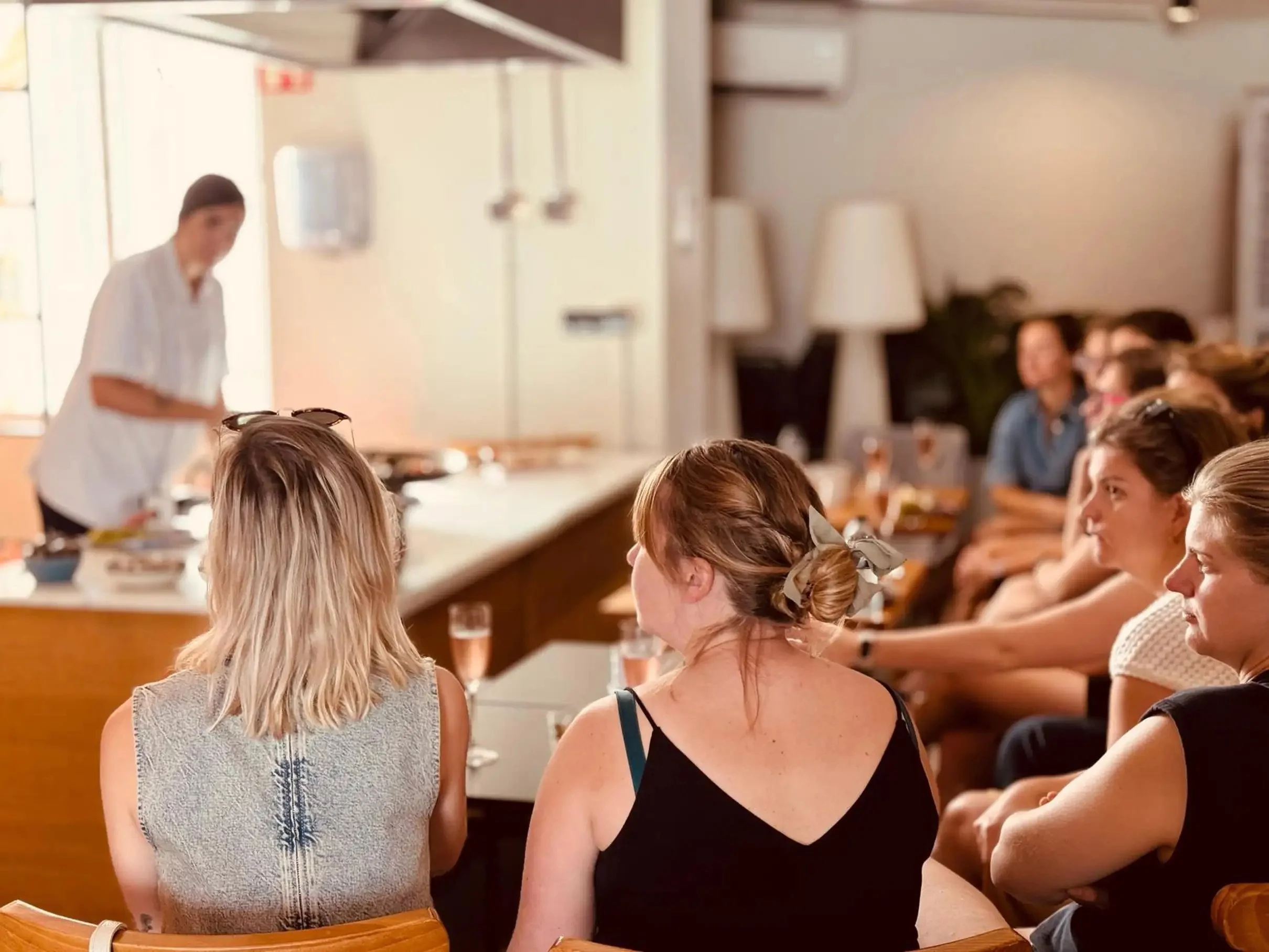 Chef preparando una paella tradicional durante un showcooking en Sevilla con degustación final del plato recién elaborado.