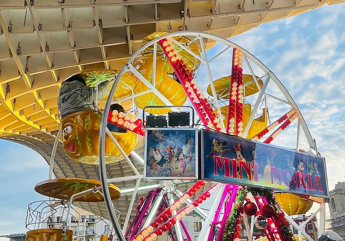 Mininoria iluminada en Setalandia 2025, el parque infantil navideño bajo Las Setas de Sevilla, con atracciones para niños y decoración festiva.