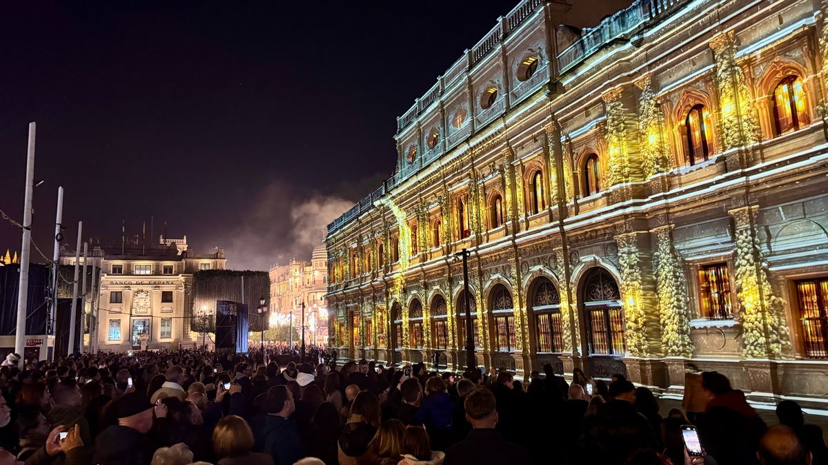 Espectáculo de mapping navideño proyectado sobre la fachada del Ayuntamiento de Sevilla durante la Navidad 2025, con animaciones y efectos visuales en 3D.