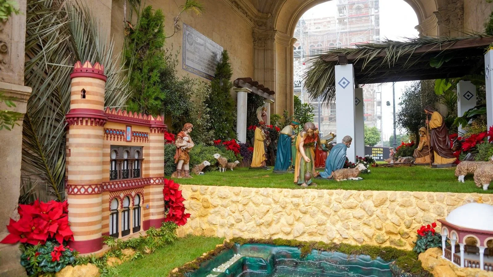 Belén tradicional en Sevilla decorado con figuras artesanales, plantas naturales y elementos arquitectónicos locales, expuesto durante la Navidad 2025.