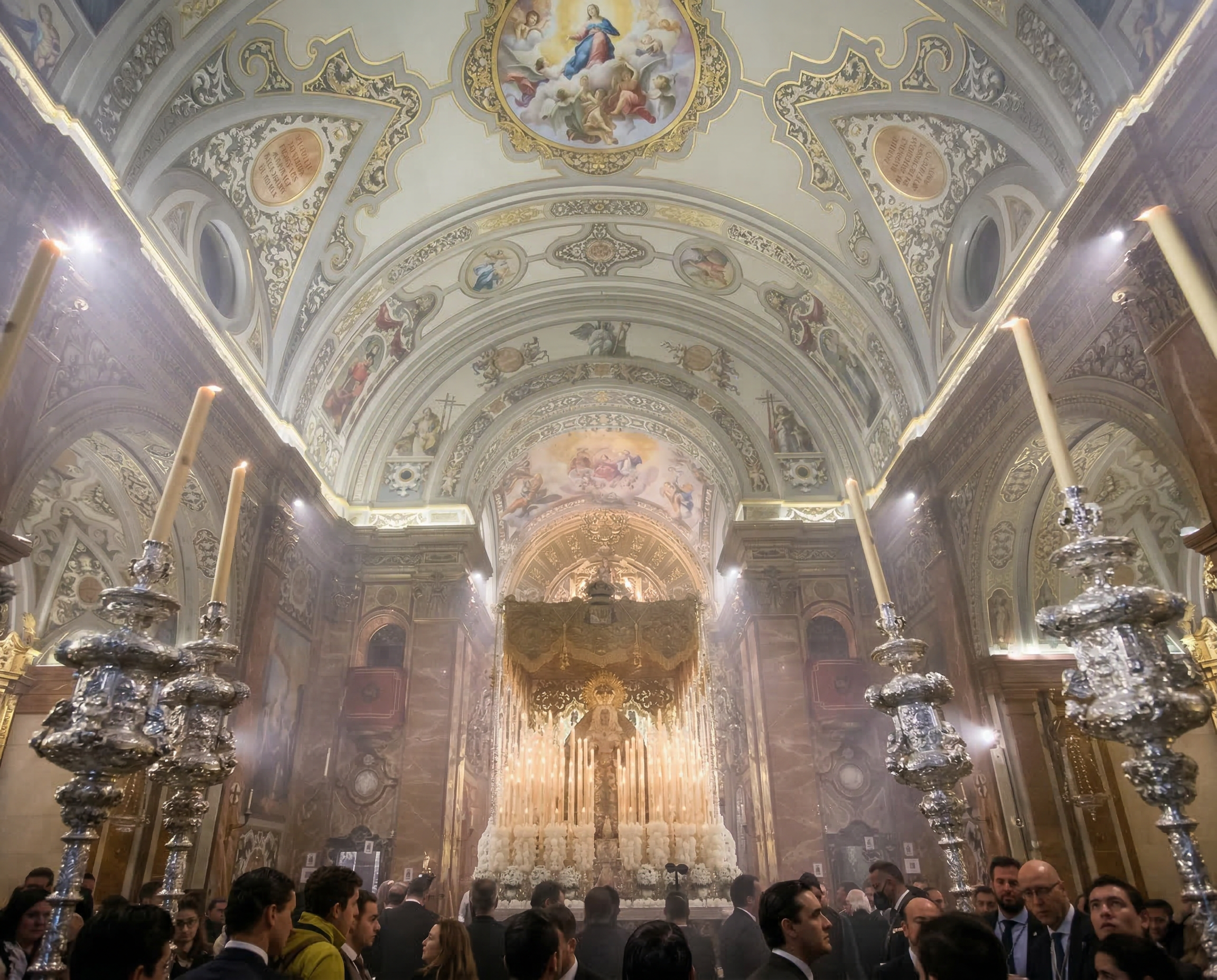 La Virgen de la Macarena, lista para su salida desde la Basílica de la Esperanza Macarena en calle Feria. Guía Completa de la Semana Santa de Sevilla 2026. Sevilla de Turismo